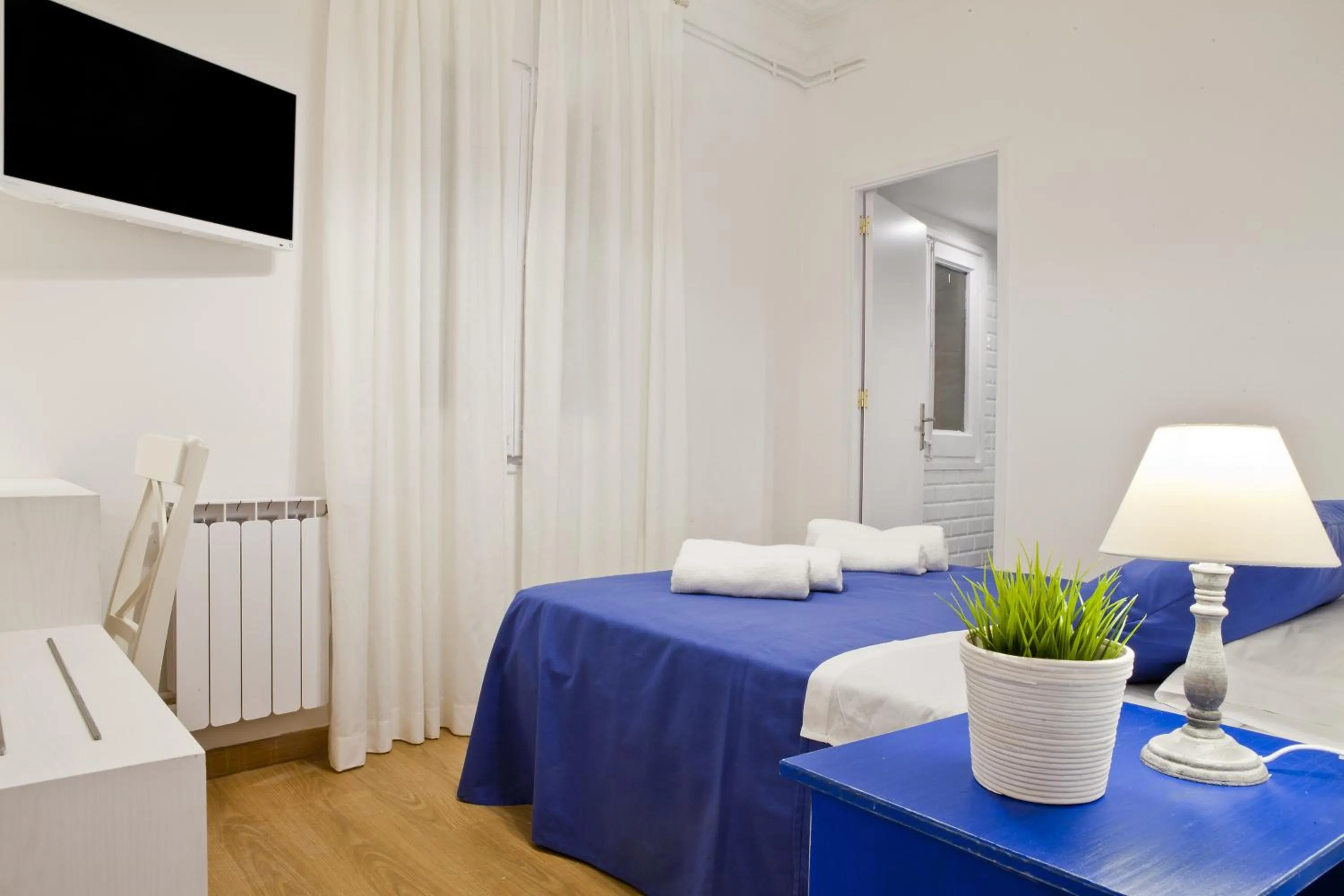 Photo of the whole room, Bed in Blue Barcelona