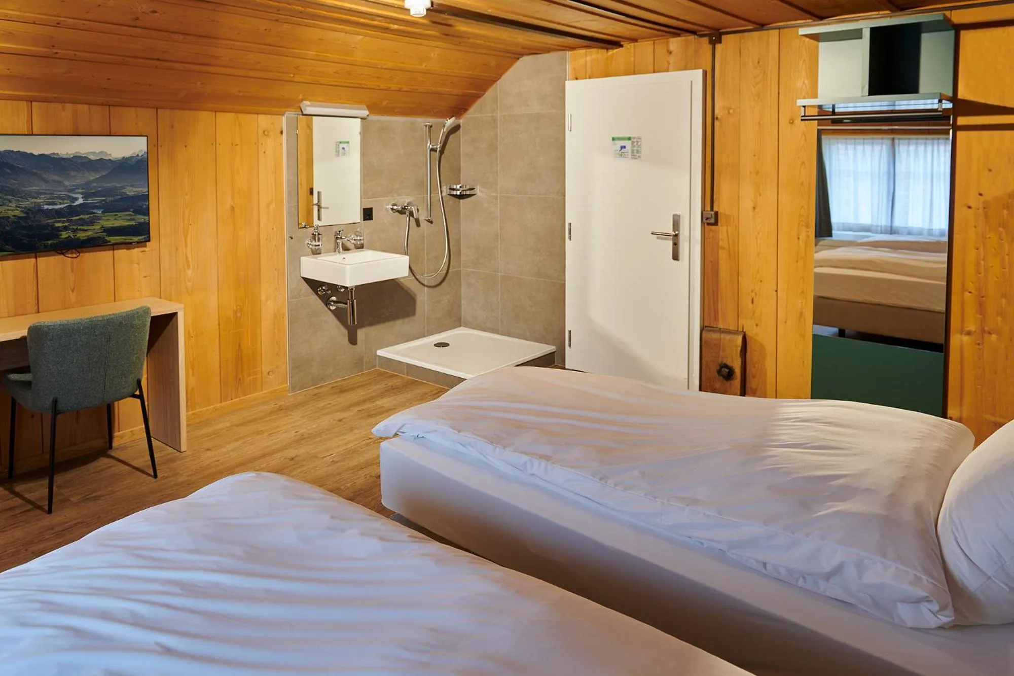 Shower, Bed in Hotel Jäger Jeuss - Murten - Self-Check-in