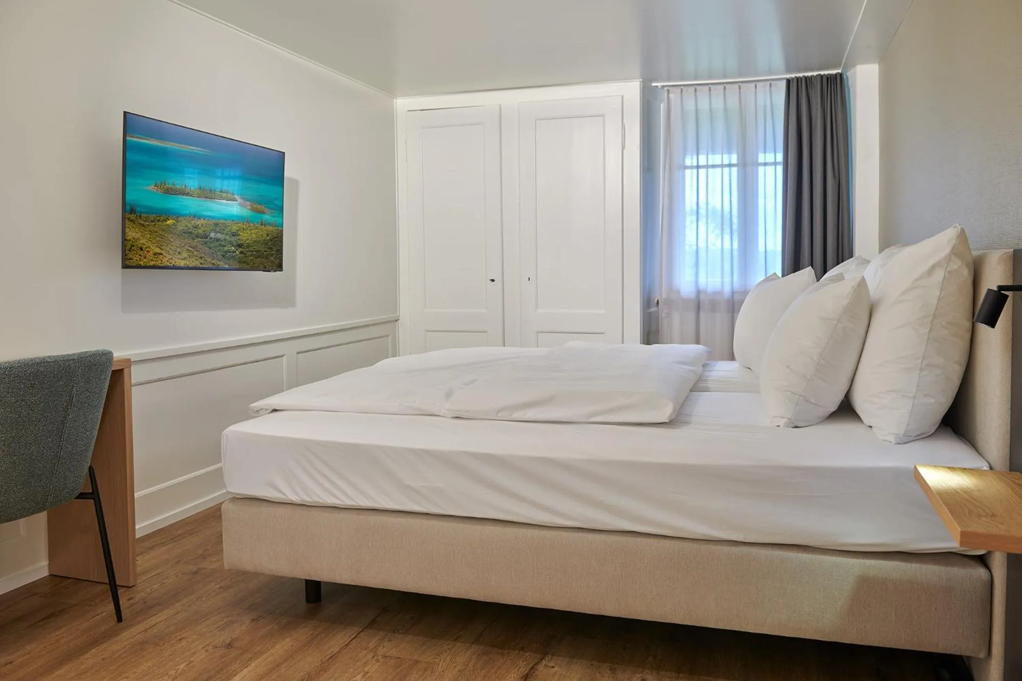 Bed in Hotel Jäger Jeuss - Murten - Self-Check-in