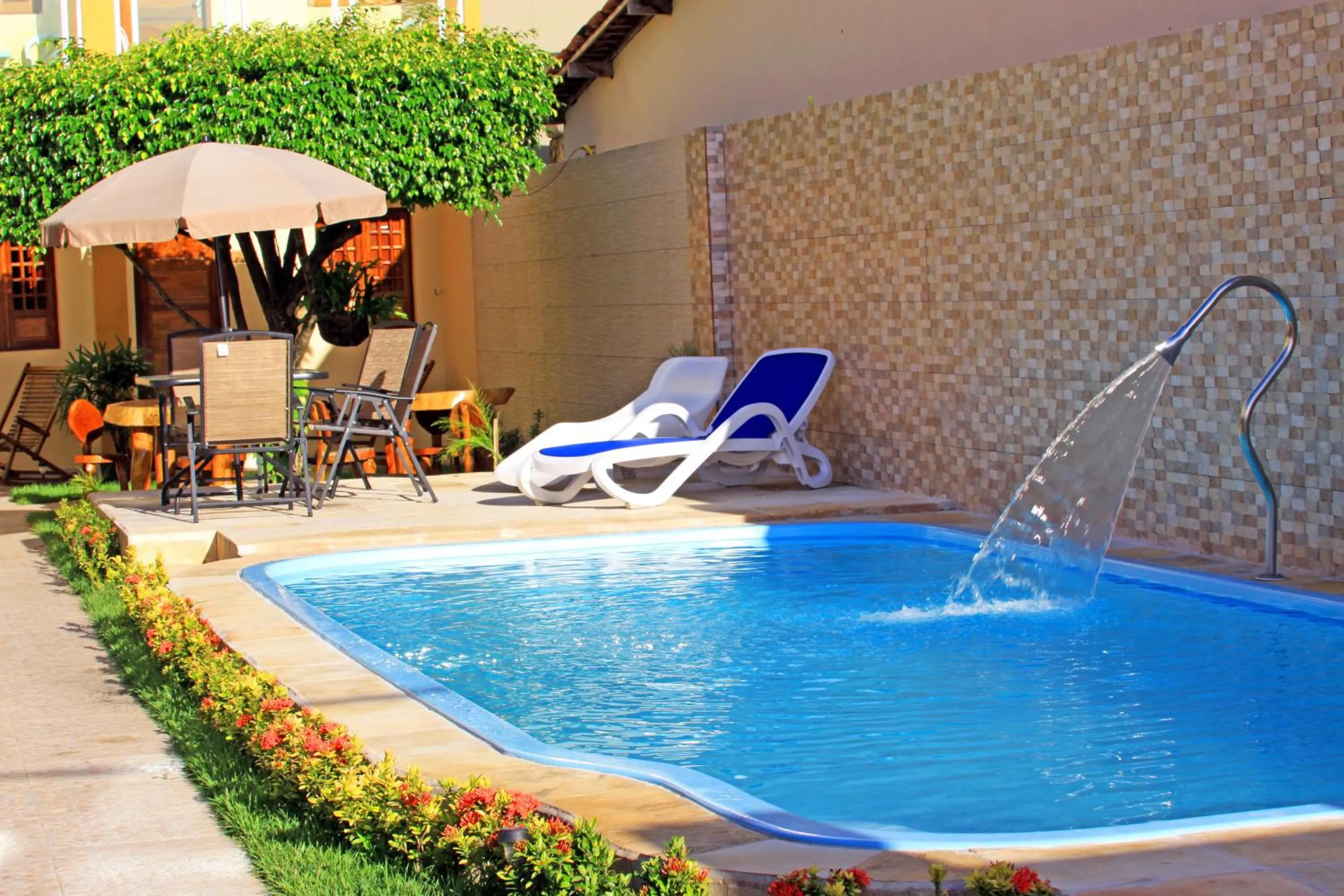 Swimming pool in Pousada Badejo