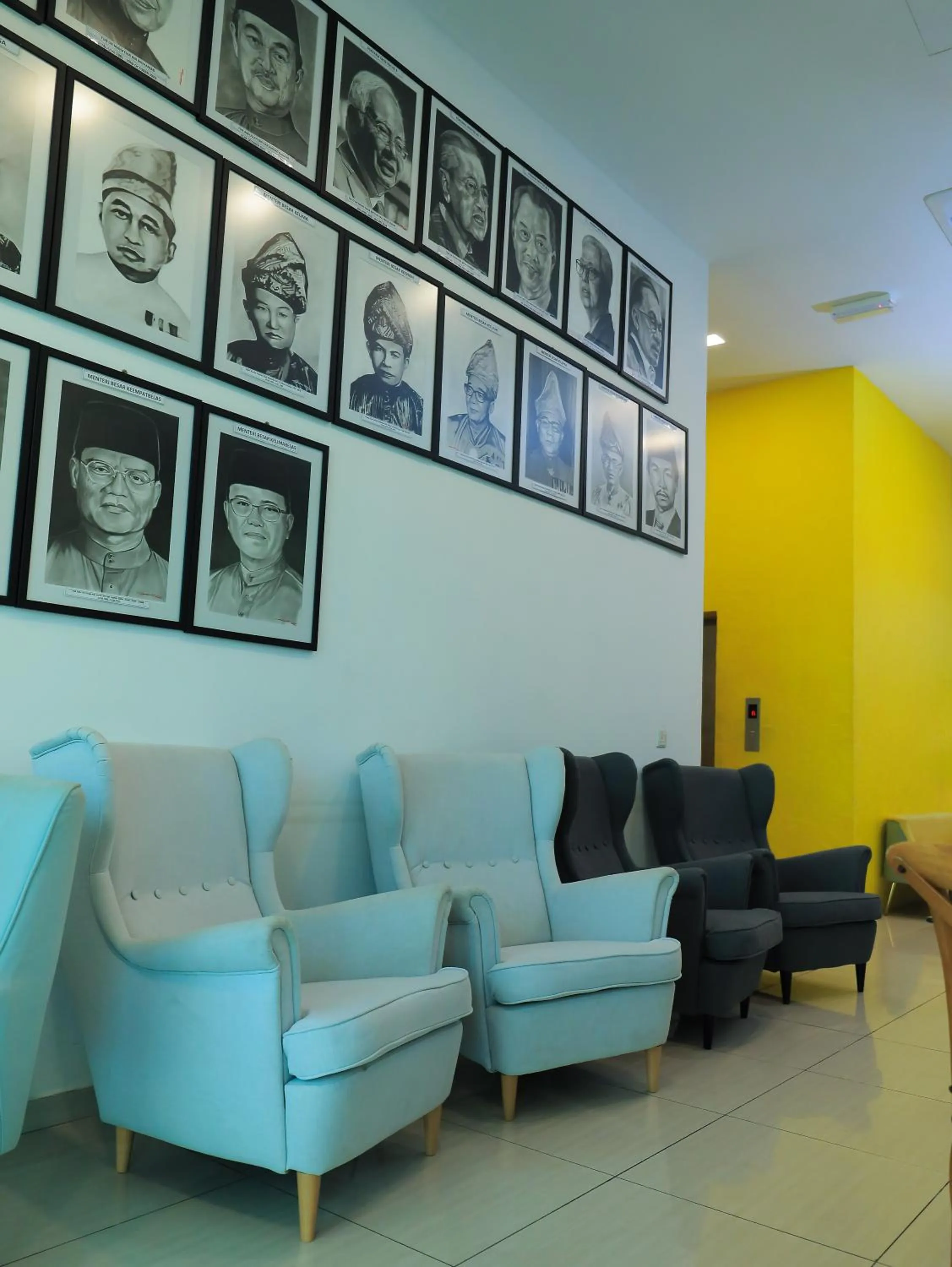 Communal lounge/ TV room in BIG TREE HOTEL