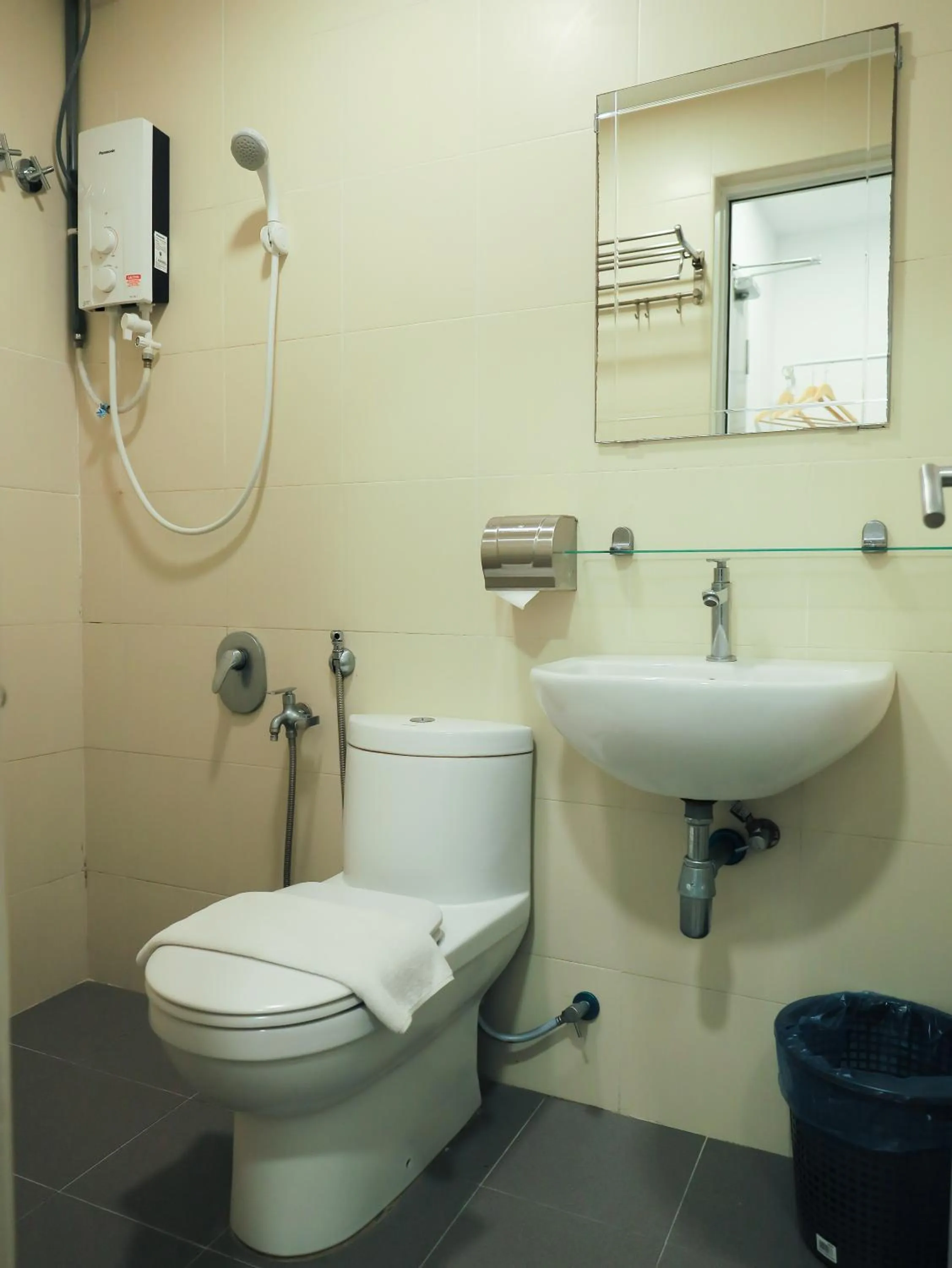 Shower in BIG TREE HOTEL