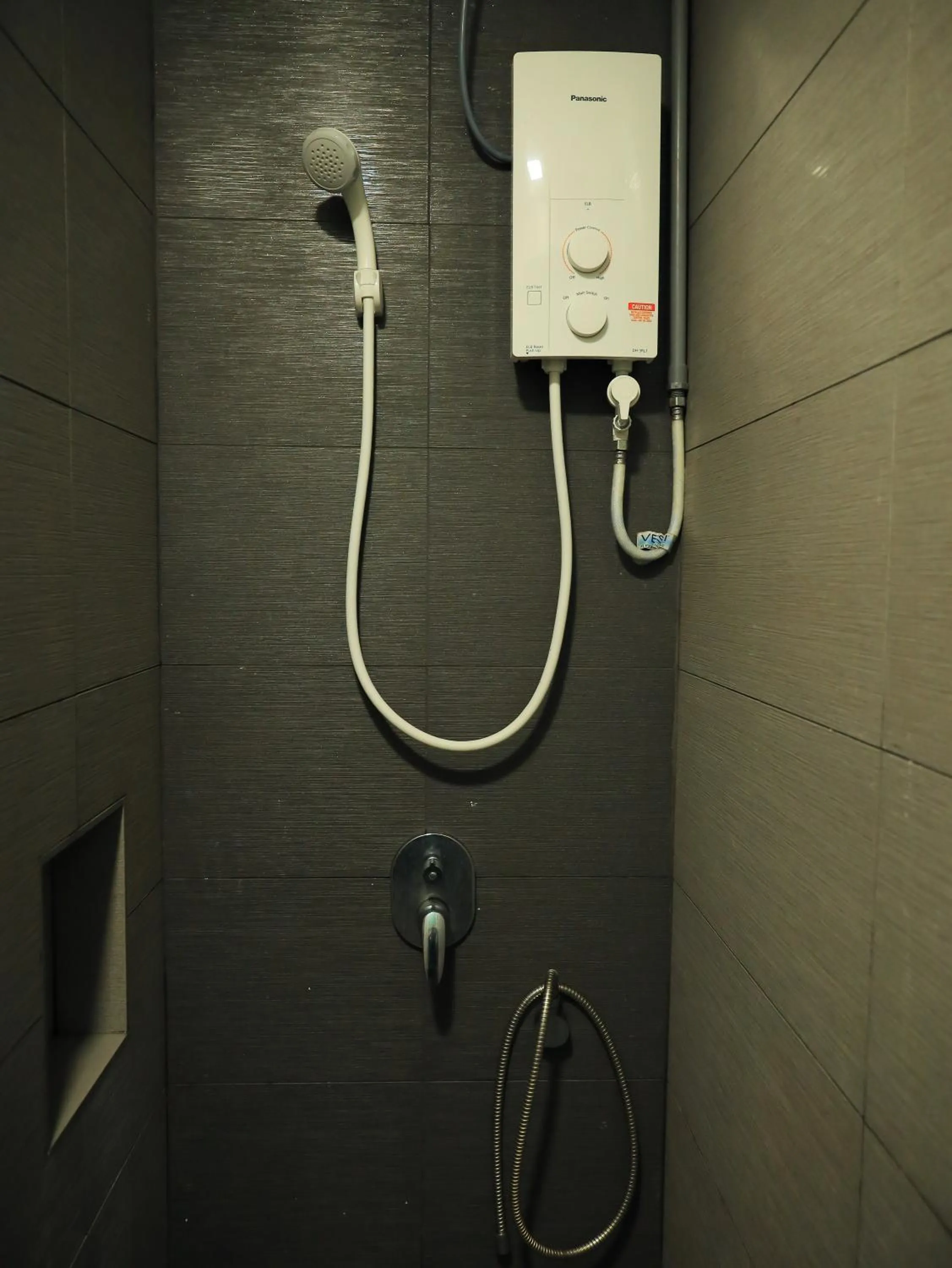 Shower in BIG TREE HOTEL