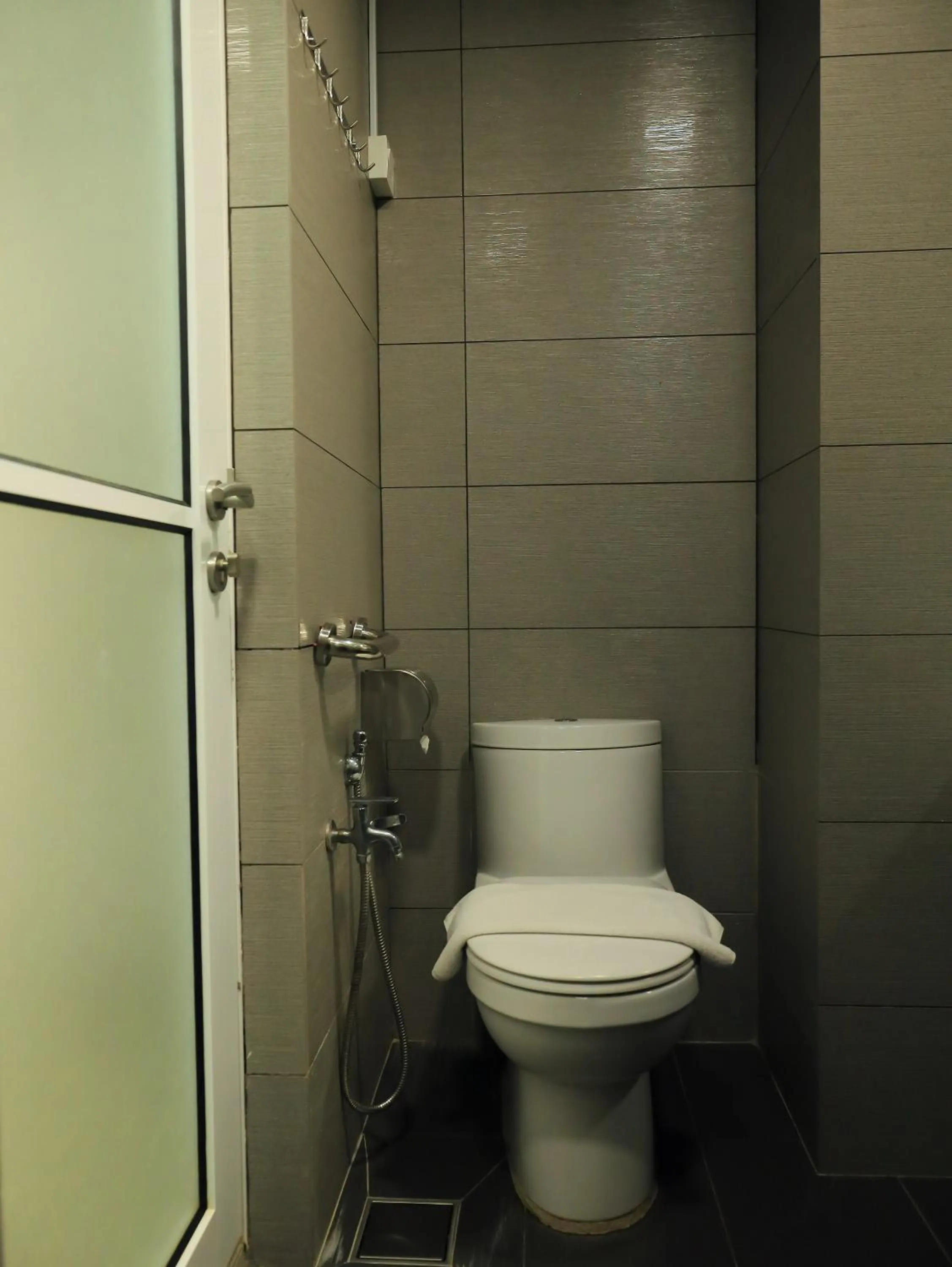 Shower in BIG TREE HOTEL