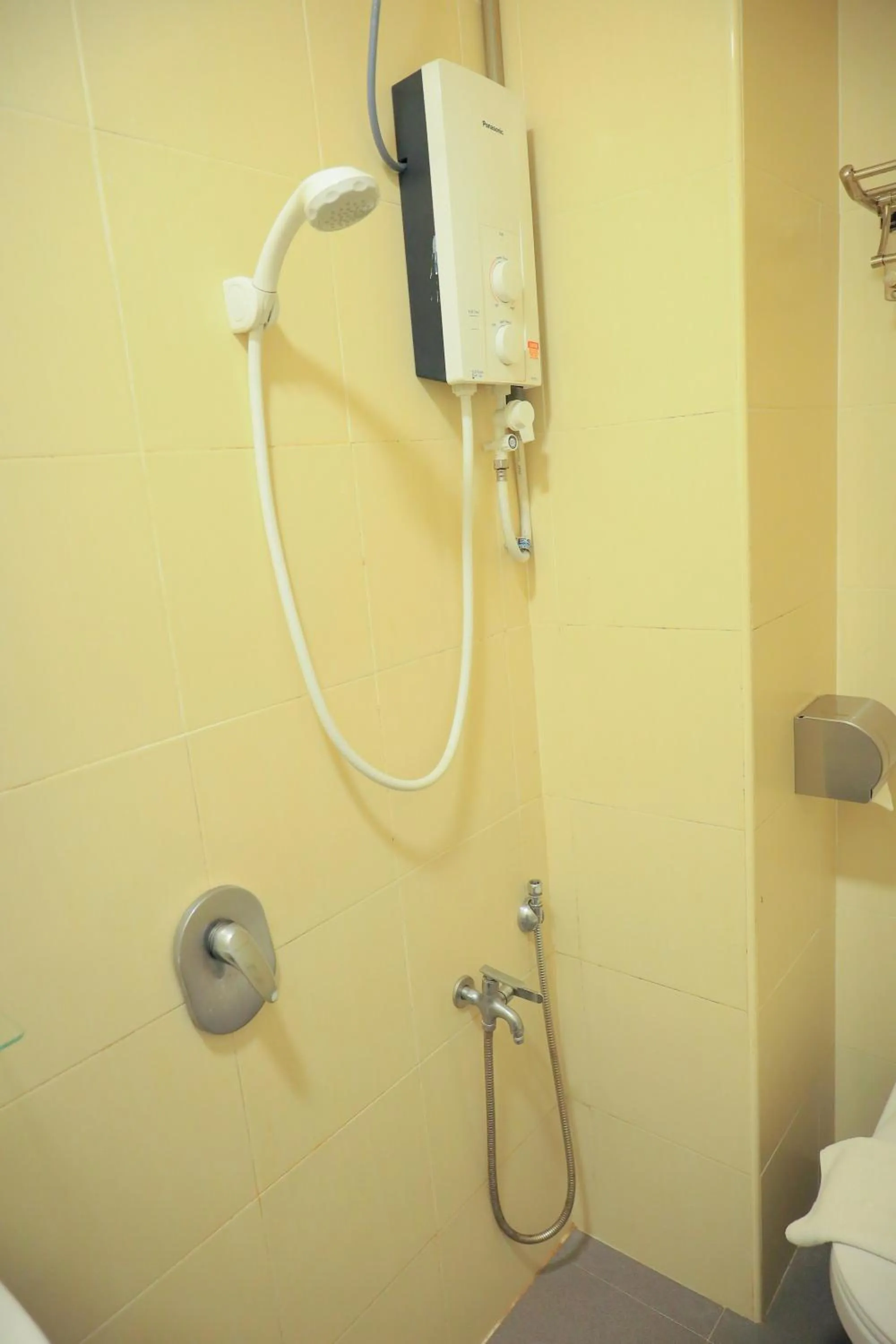 Shower in BIG TREE HOTEL