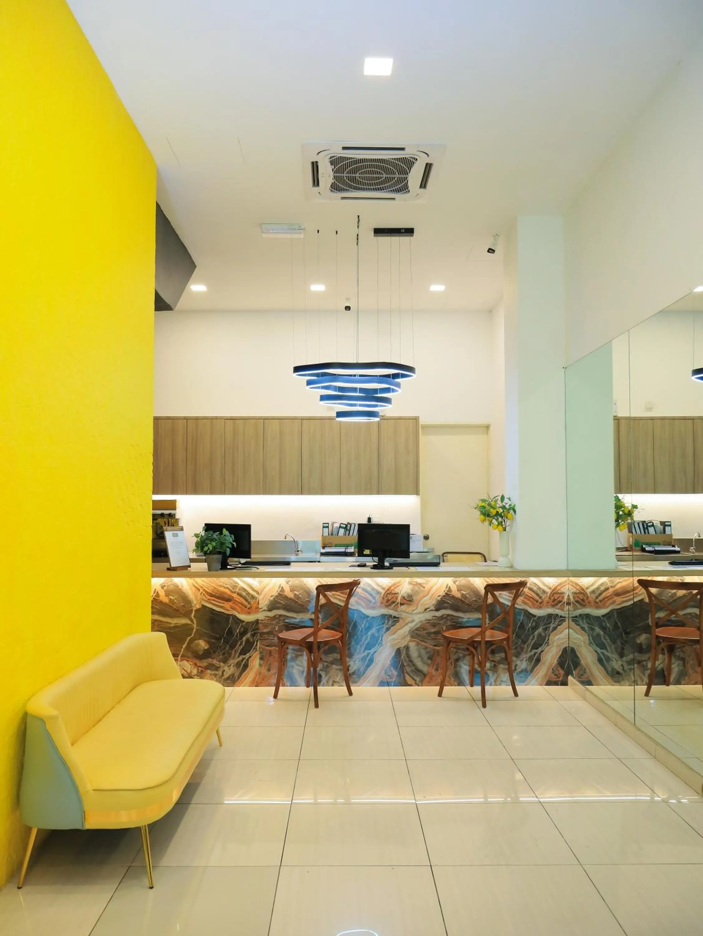 Communal lounge/ TV room in BIG TREE HOTEL