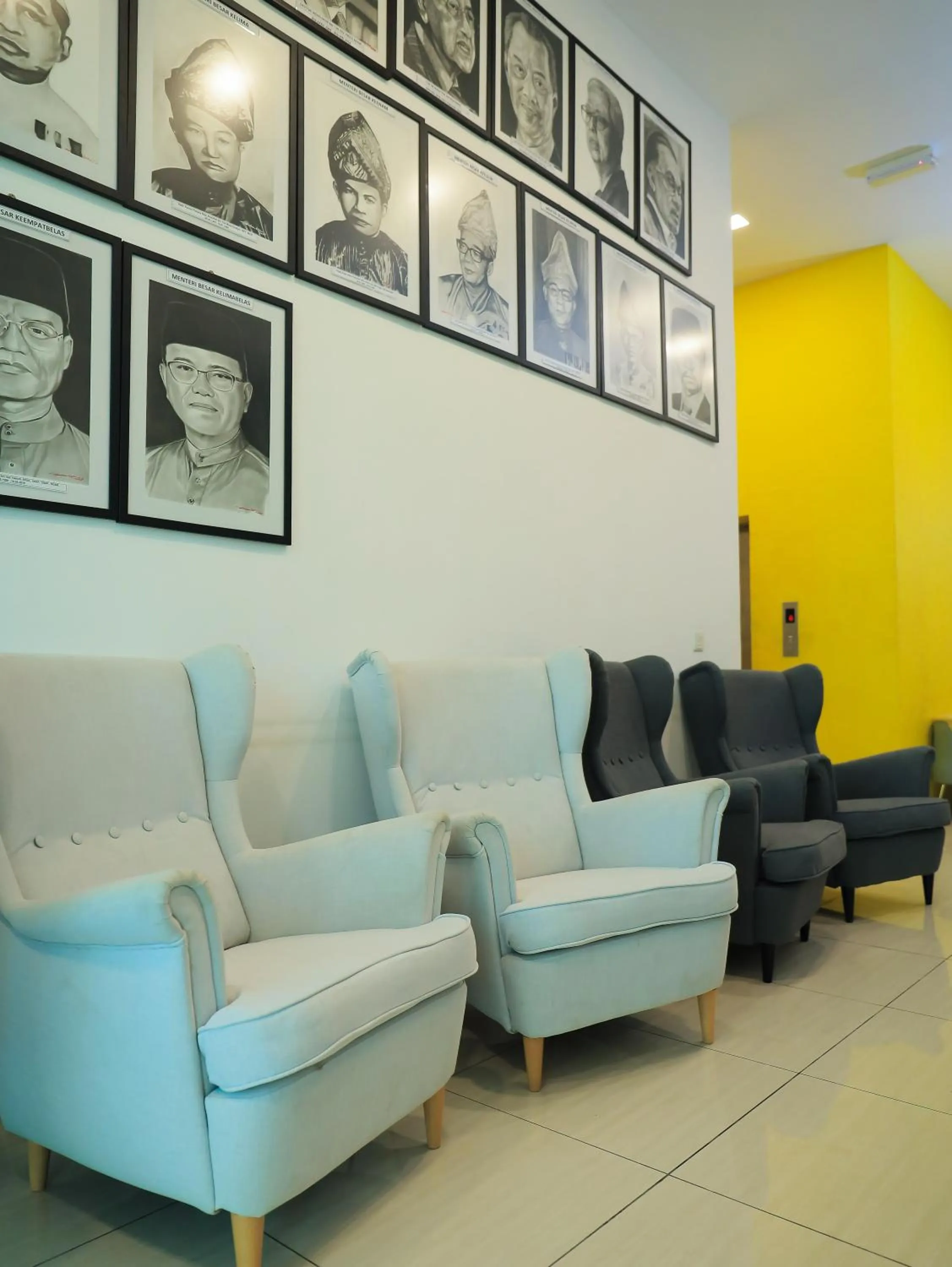 Communal lounge/ TV room in BIG TREE HOTEL