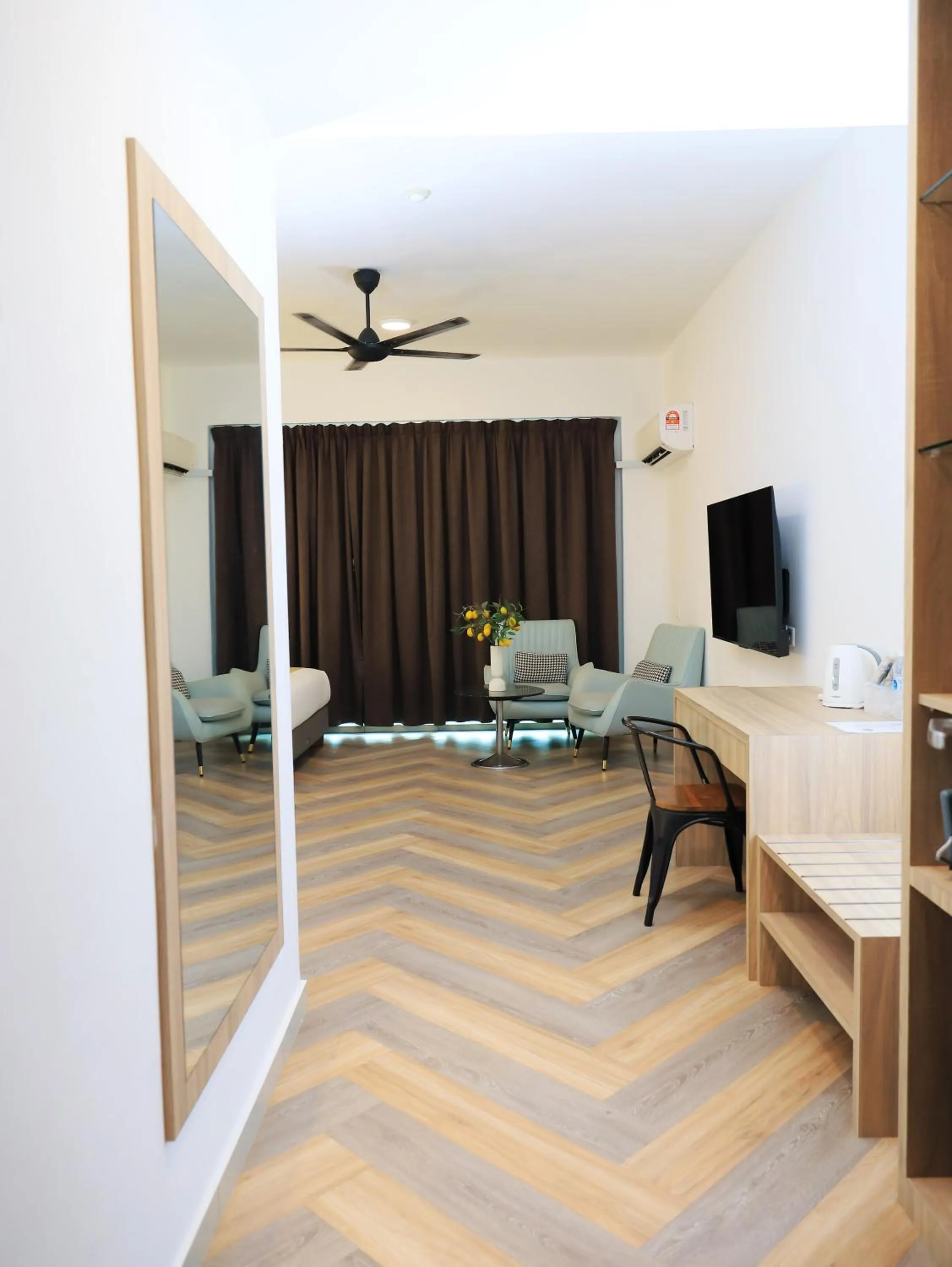 Communal lounge/ TV room in BIG TREE HOTEL