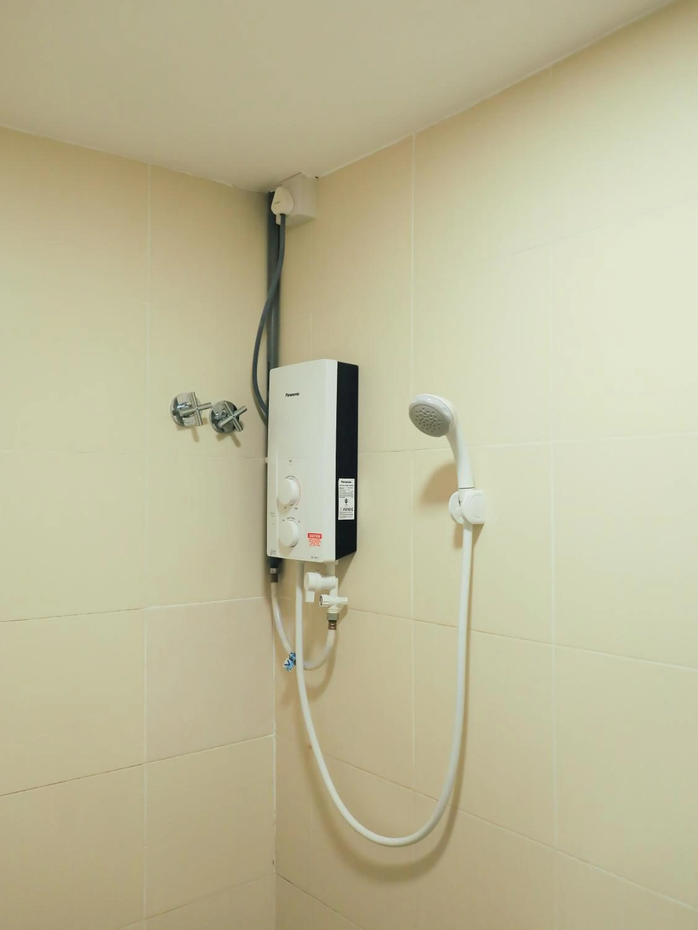 Shower in BIG TREE HOTEL