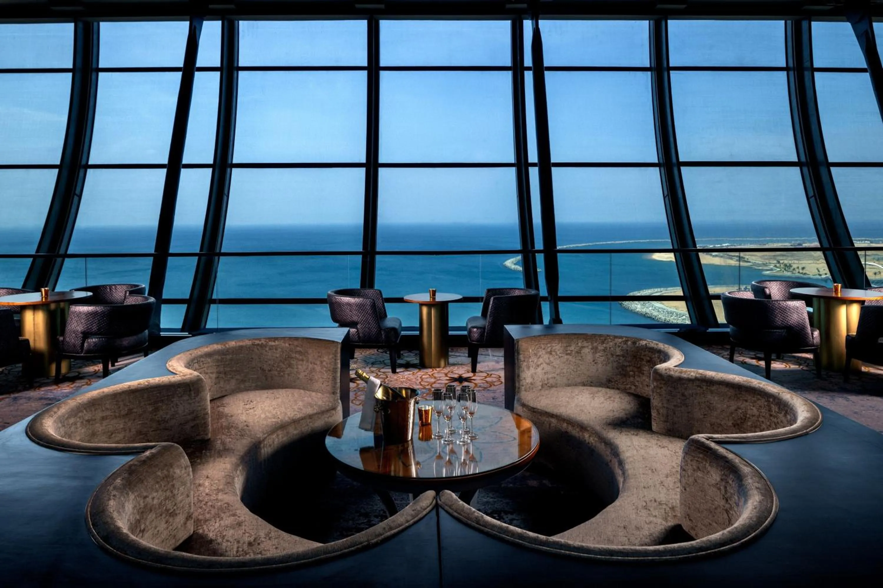 Lounge or bar in ITC Ratnadipa, a Luxury Collection Hotel, Colombo