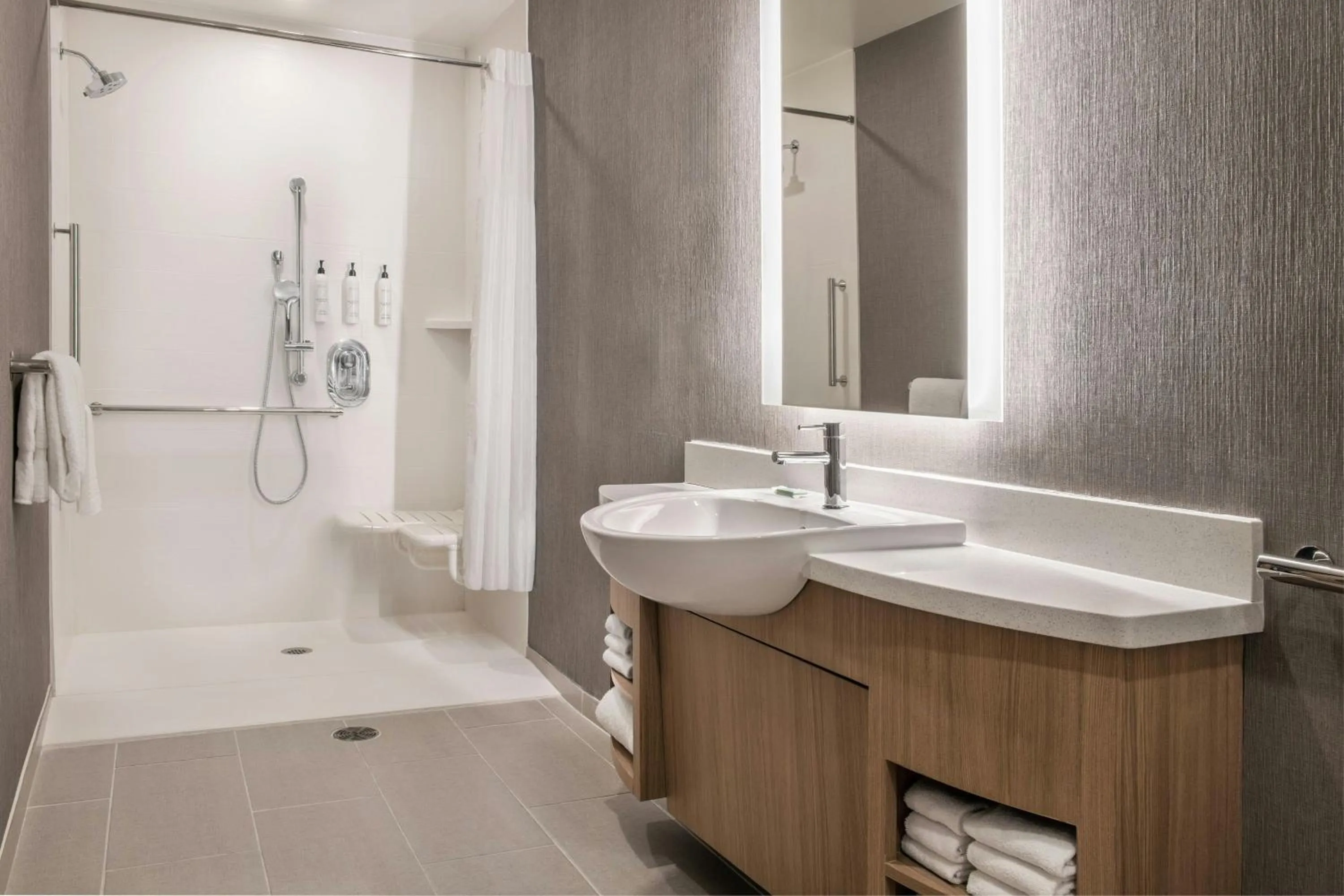 Bathroom in SpringHill Suites by Marriott Phoenix West/Avondale