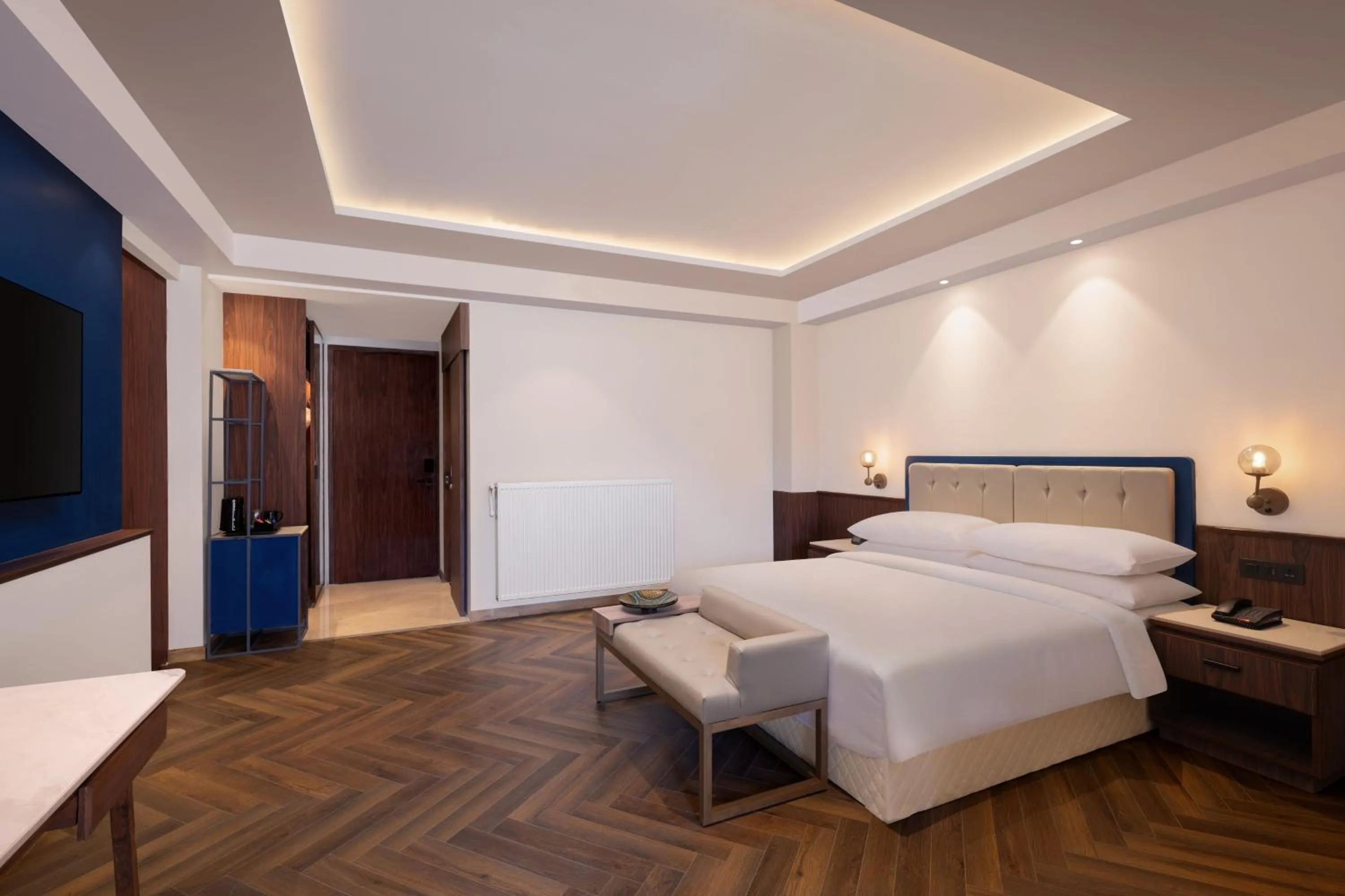 Photo of the whole room, Bed in Four Points by Sheraton Sonmarg Resort