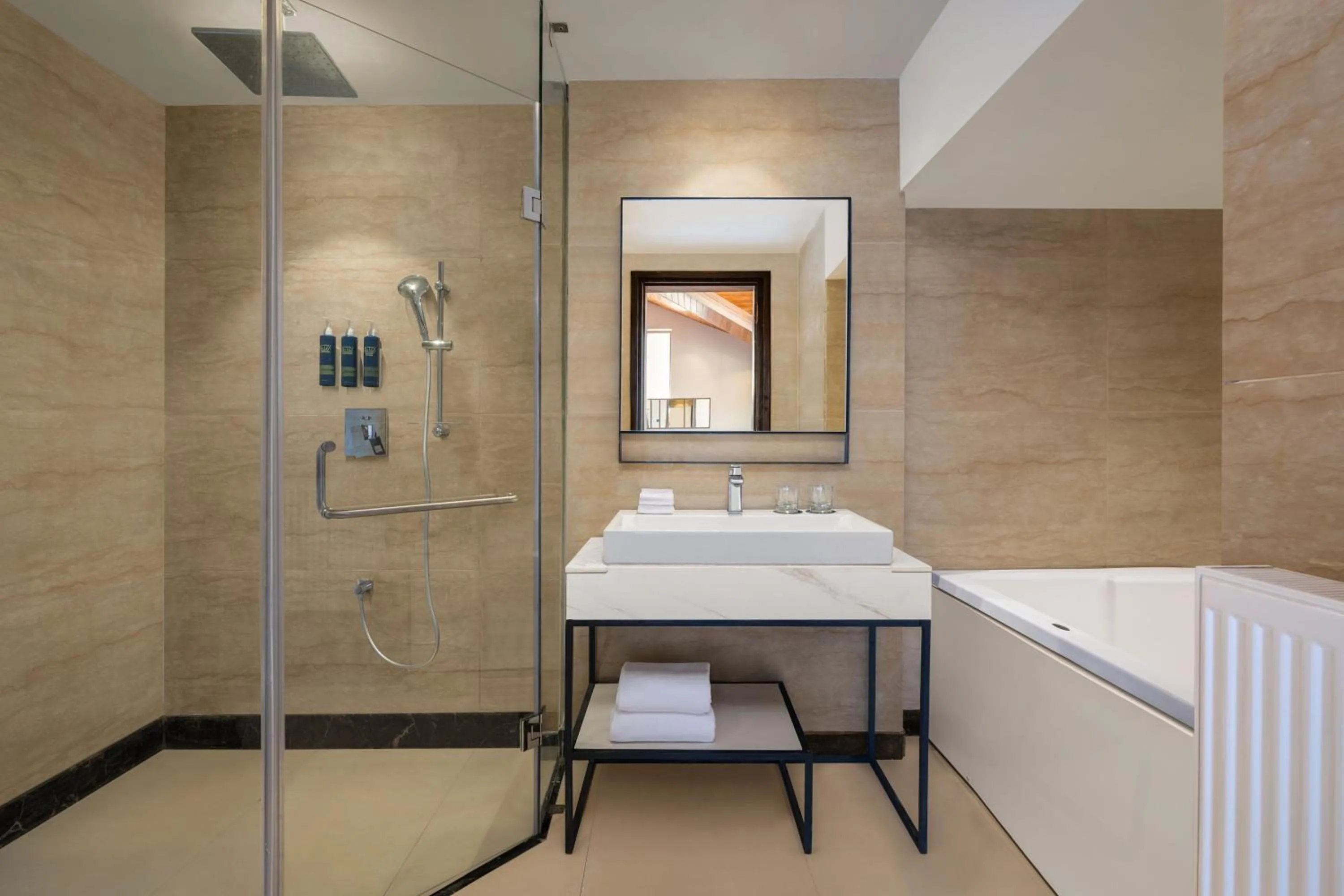 Photo of the whole room, Bed in Four Points by Sheraton Sonmarg Resort