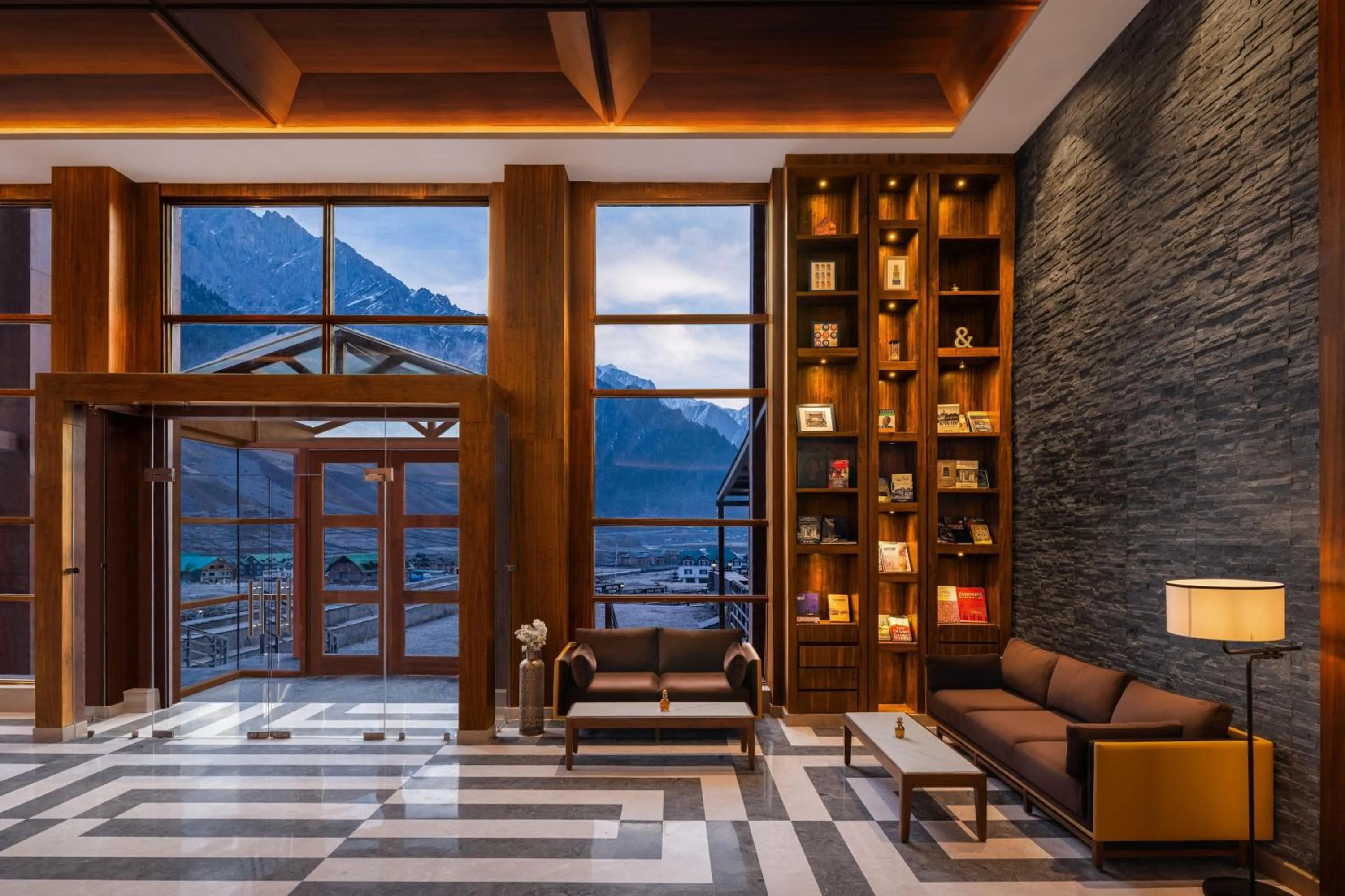 Lounge or bar in Four Points by Sheraton Sonmarg Resort