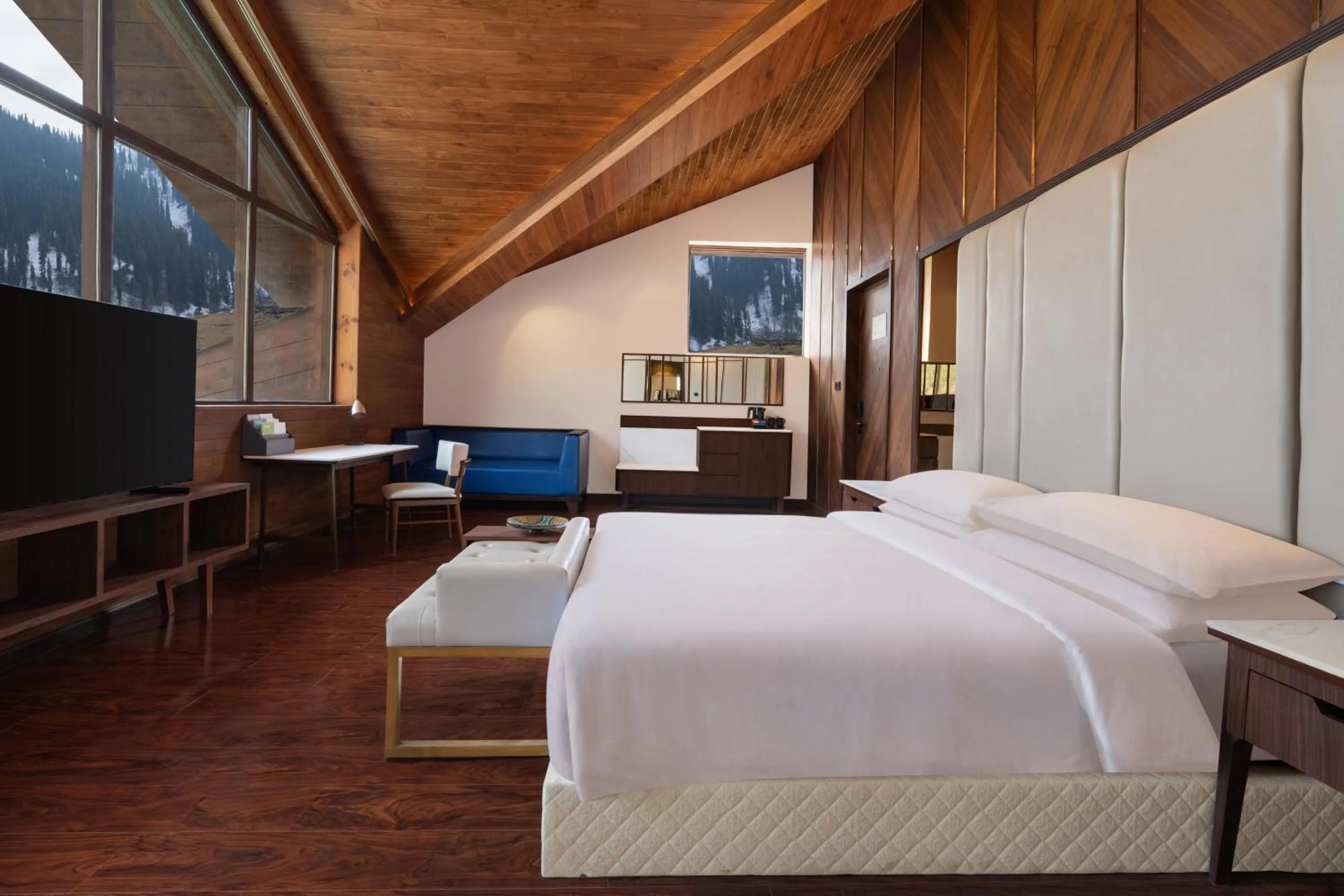 Photo of the whole room, Bed in Four Points by Sheraton Sonmarg Resort