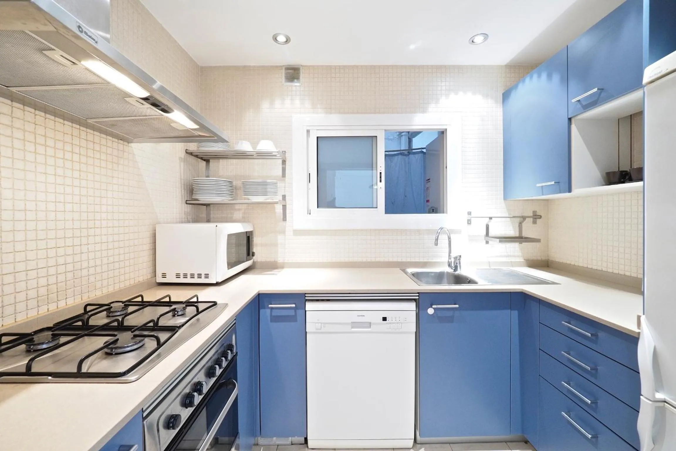 Kitchen or kitchenette in Suites Barcelona Park Güell