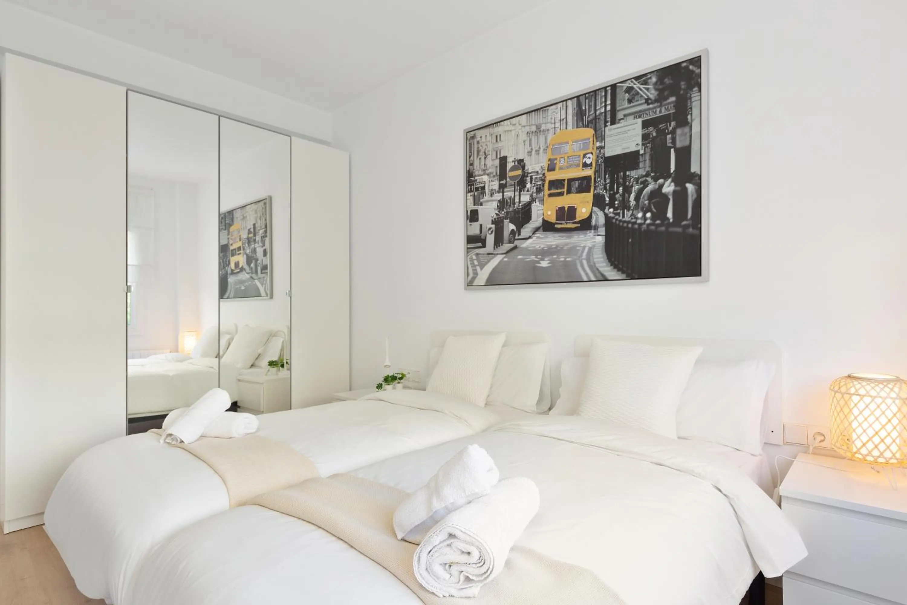 Photo of the whole room, Bed in Suites Barcelona Park Güell