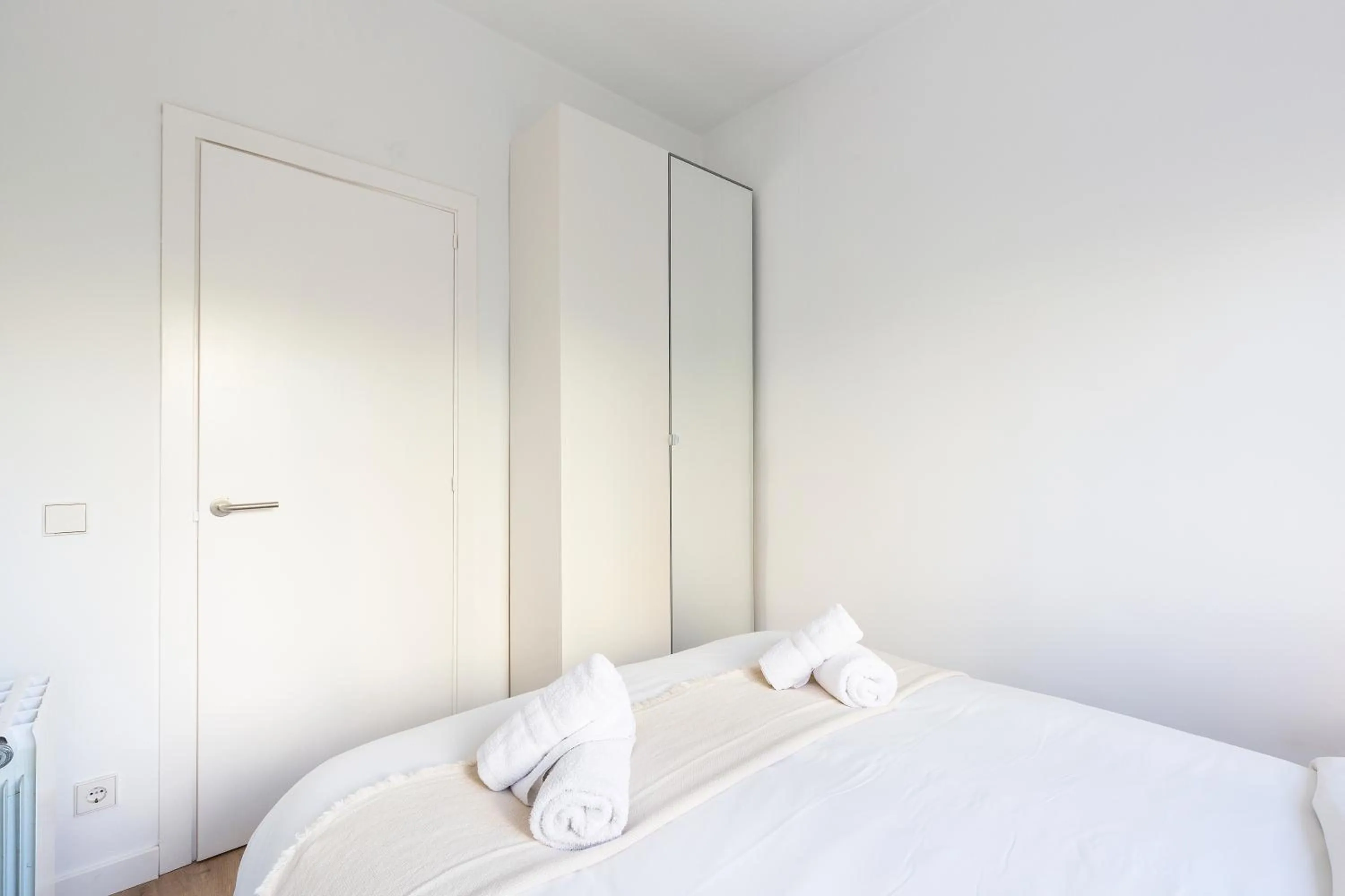 Photo of the whole room, Bed in Suites Barcelona Park Güell