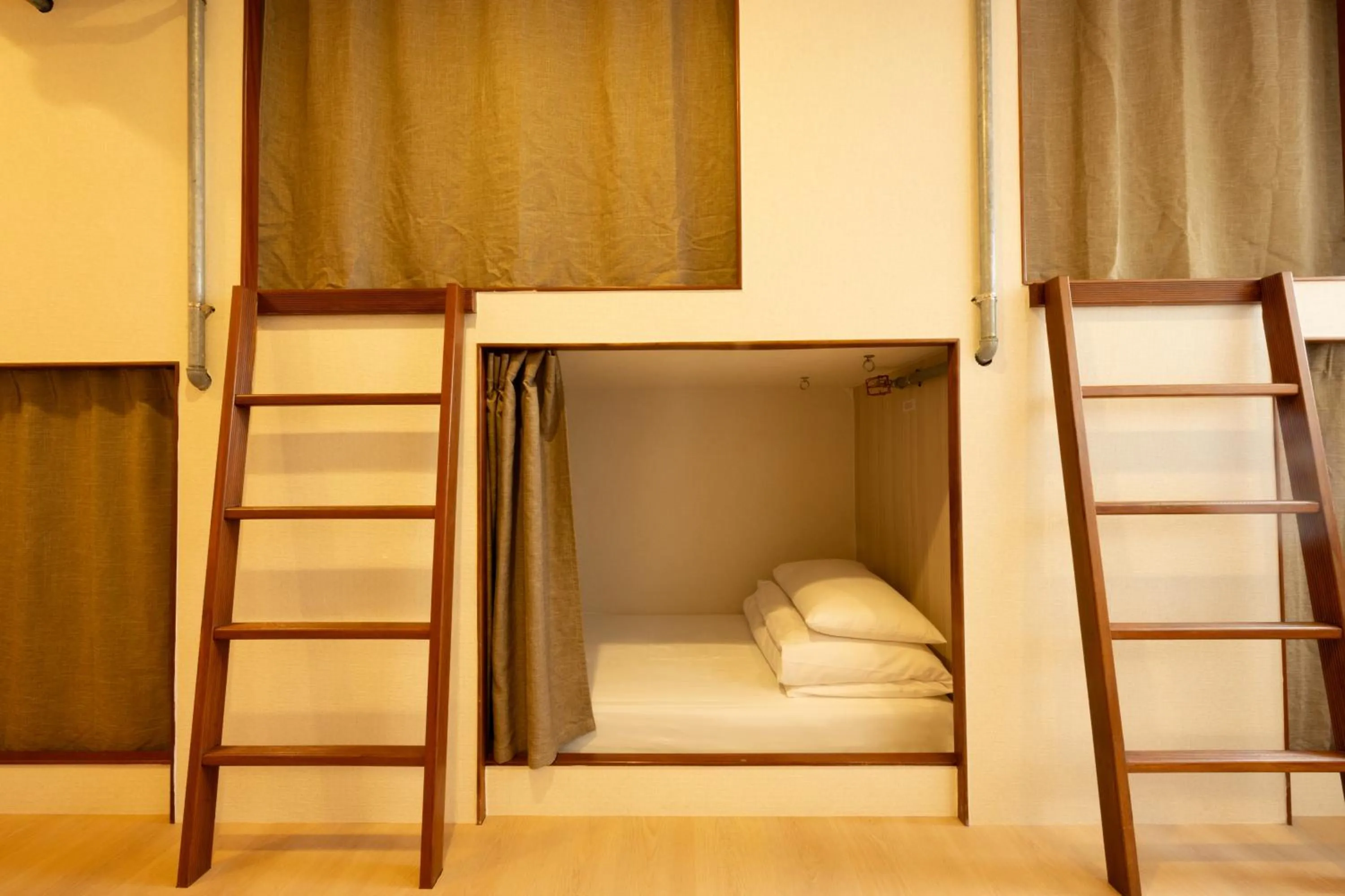 Photo of the whole room, Bed in Cat Tail Pocket Inn