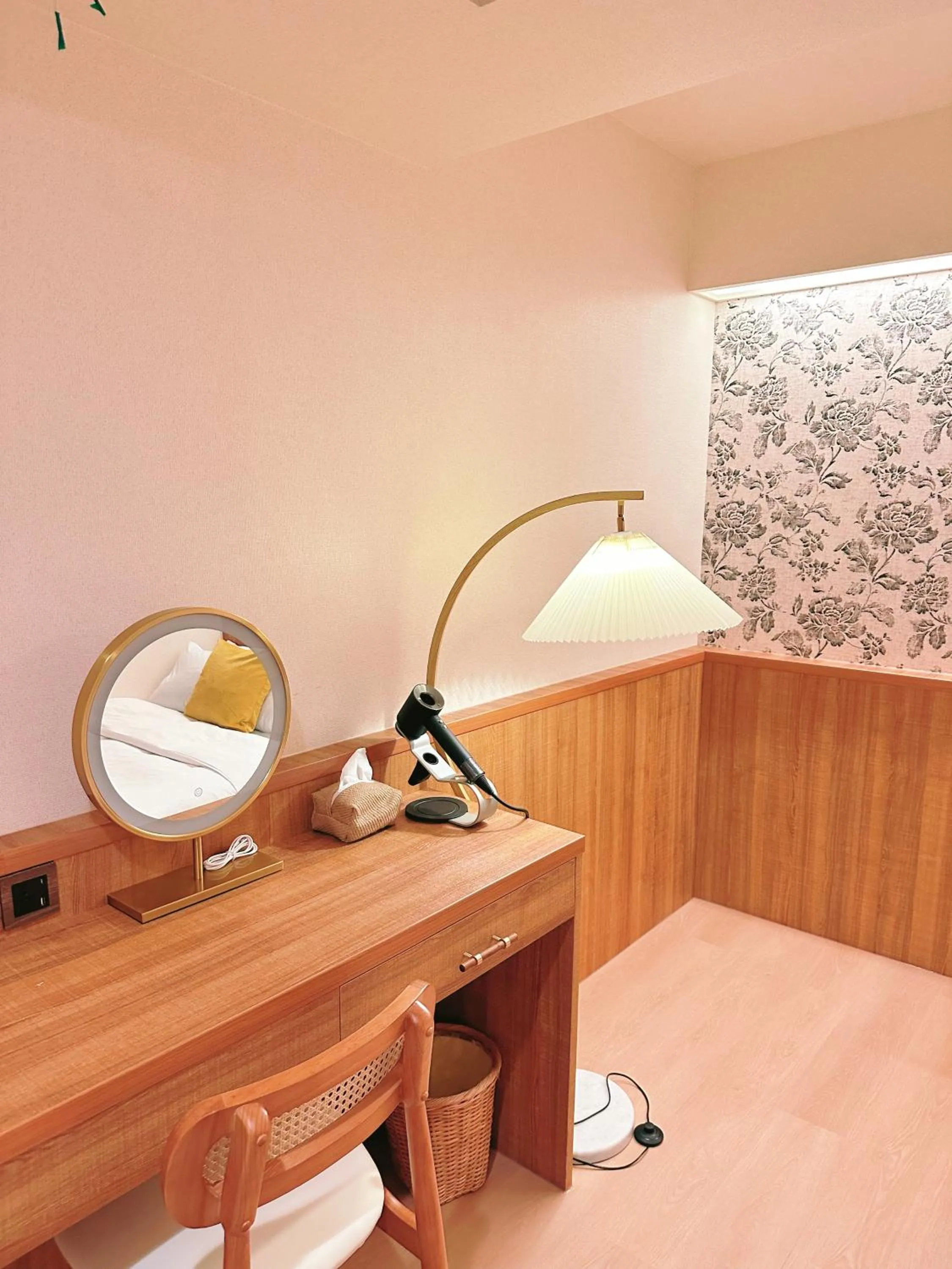 hair dresser in Cat Tail Pocket Inn