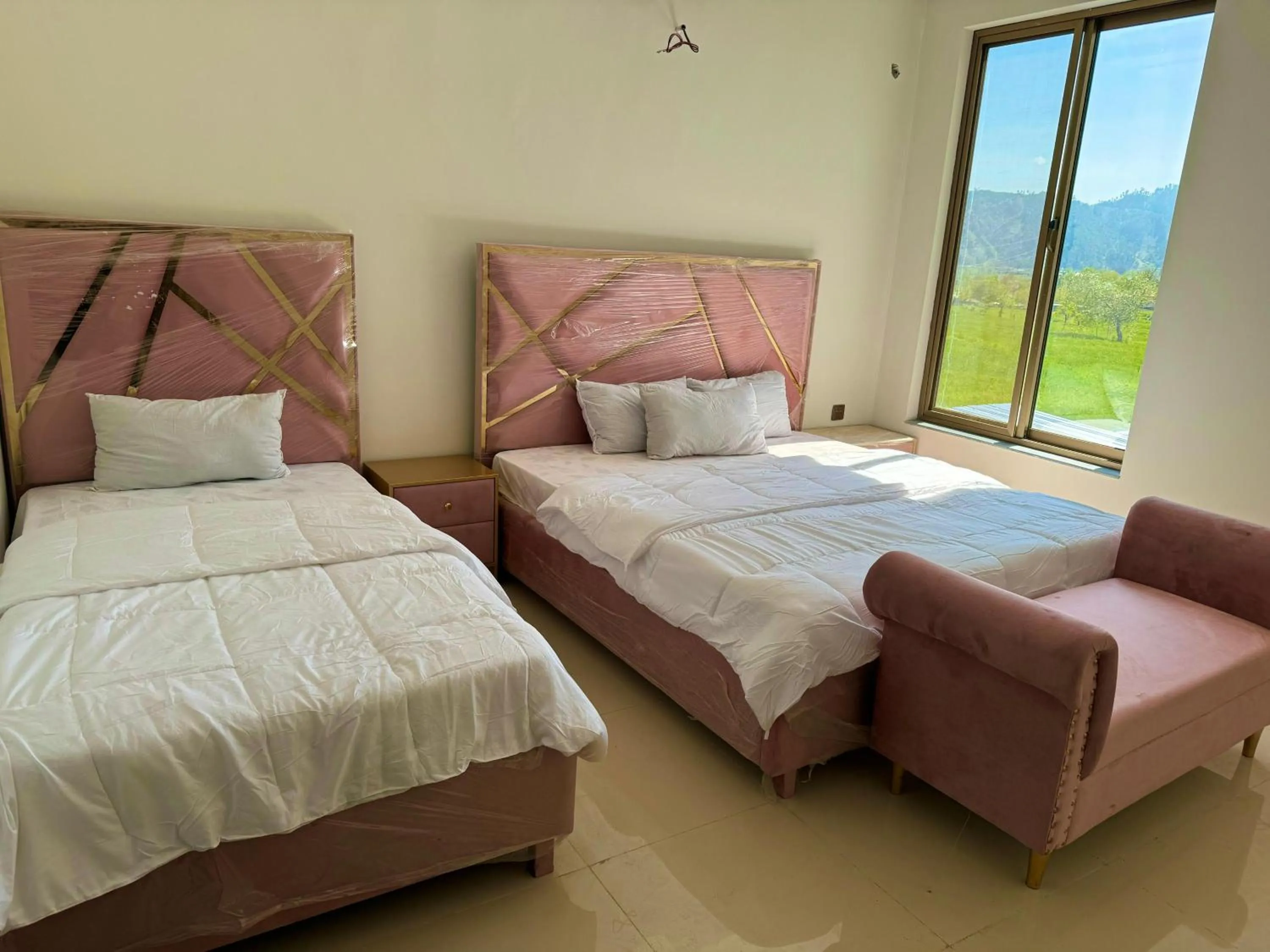 Bed in Royal Shangrila Balakot