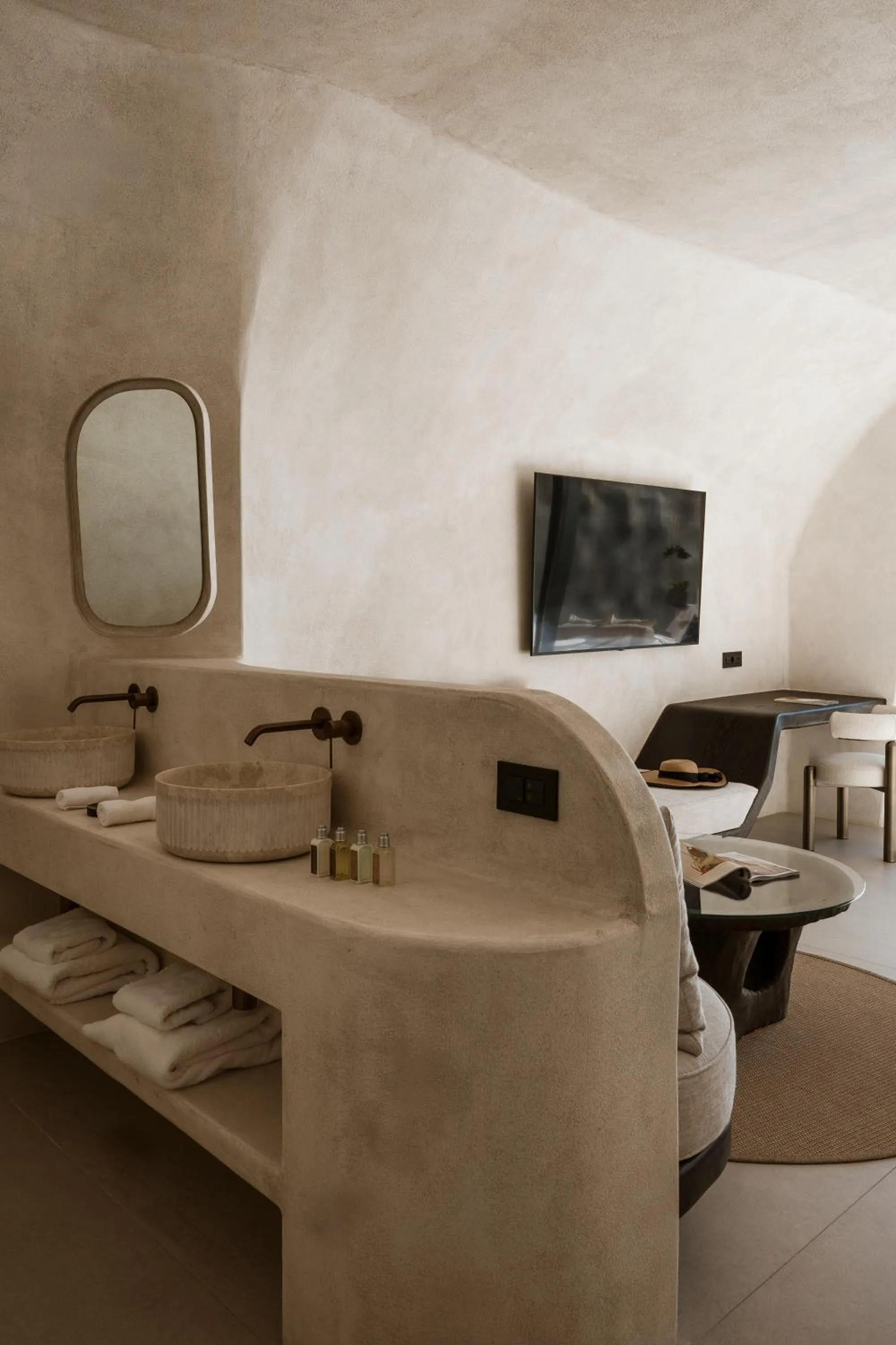 TV and multimedia in One of One Hotel