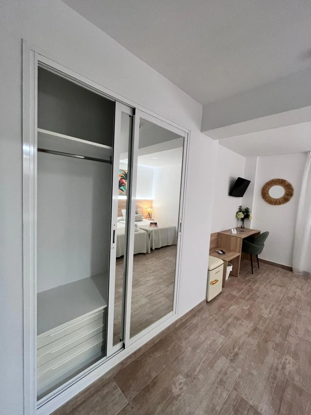 wardrobe, Bed in Hotel Romerito