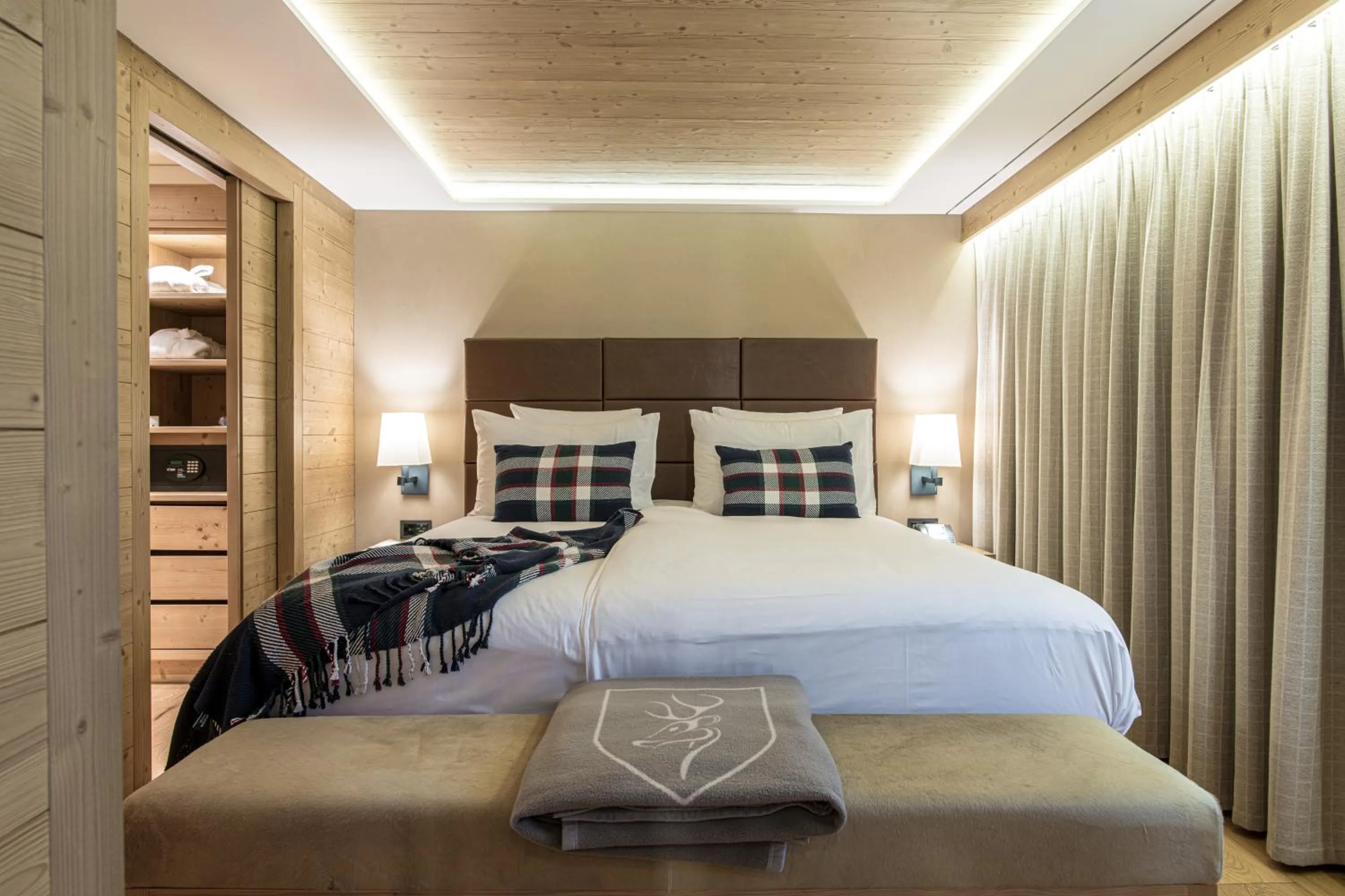 Bed in Hôtel de Rougemont & Spa