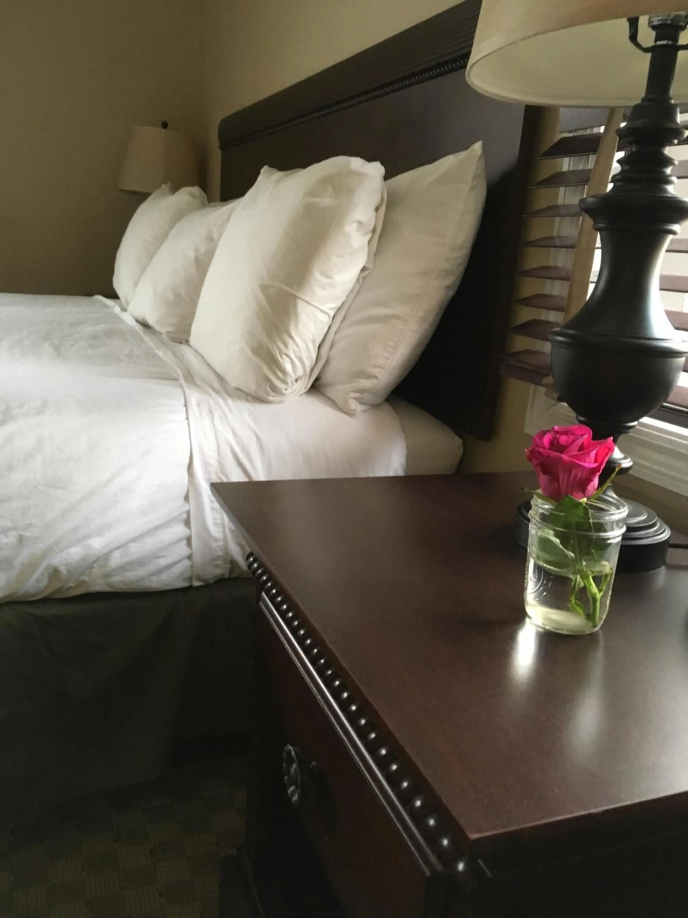 Bed in Colts Neck Inn Hotel