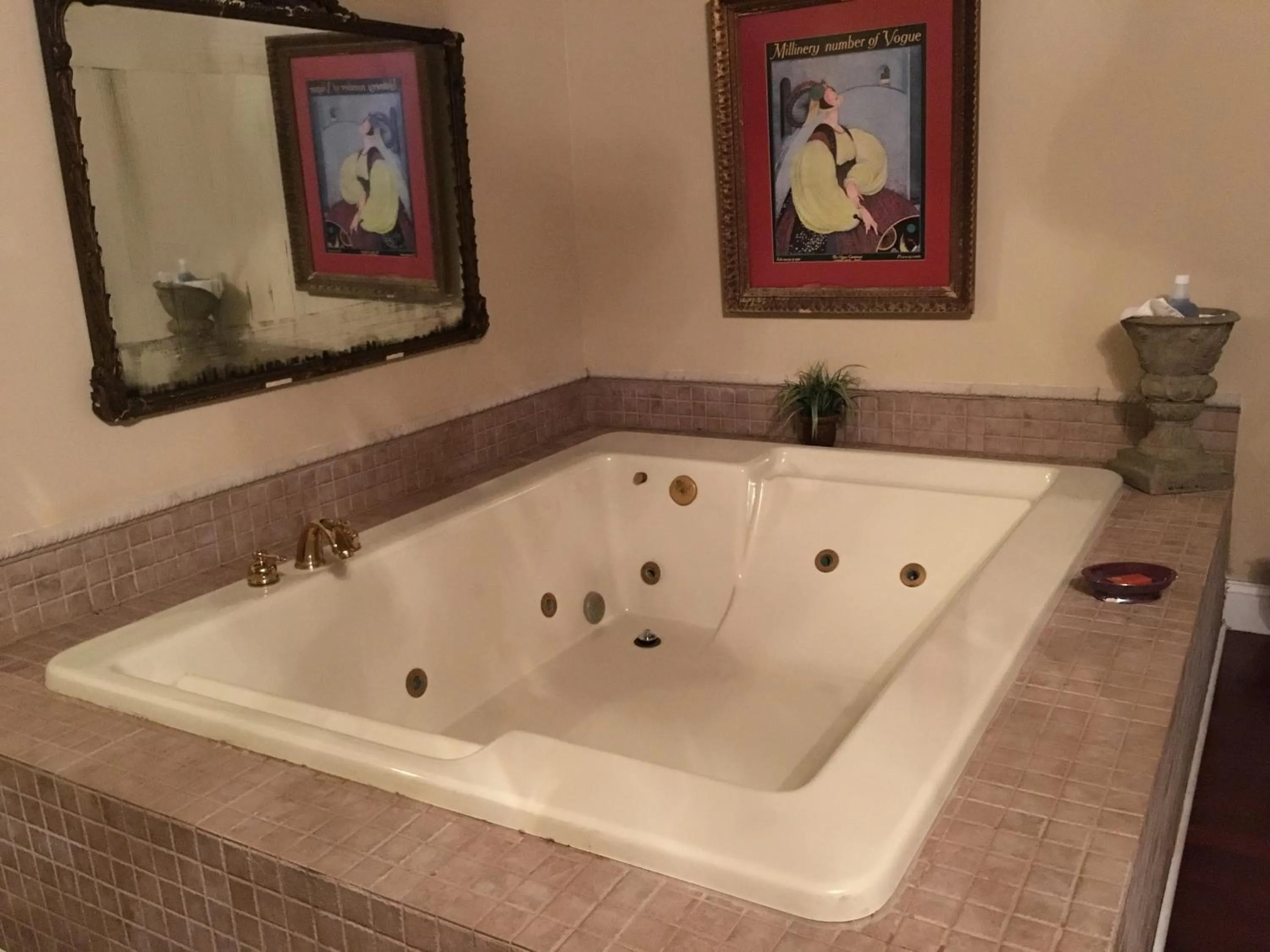 Hot Tub in Colts Neck Inn Hotel