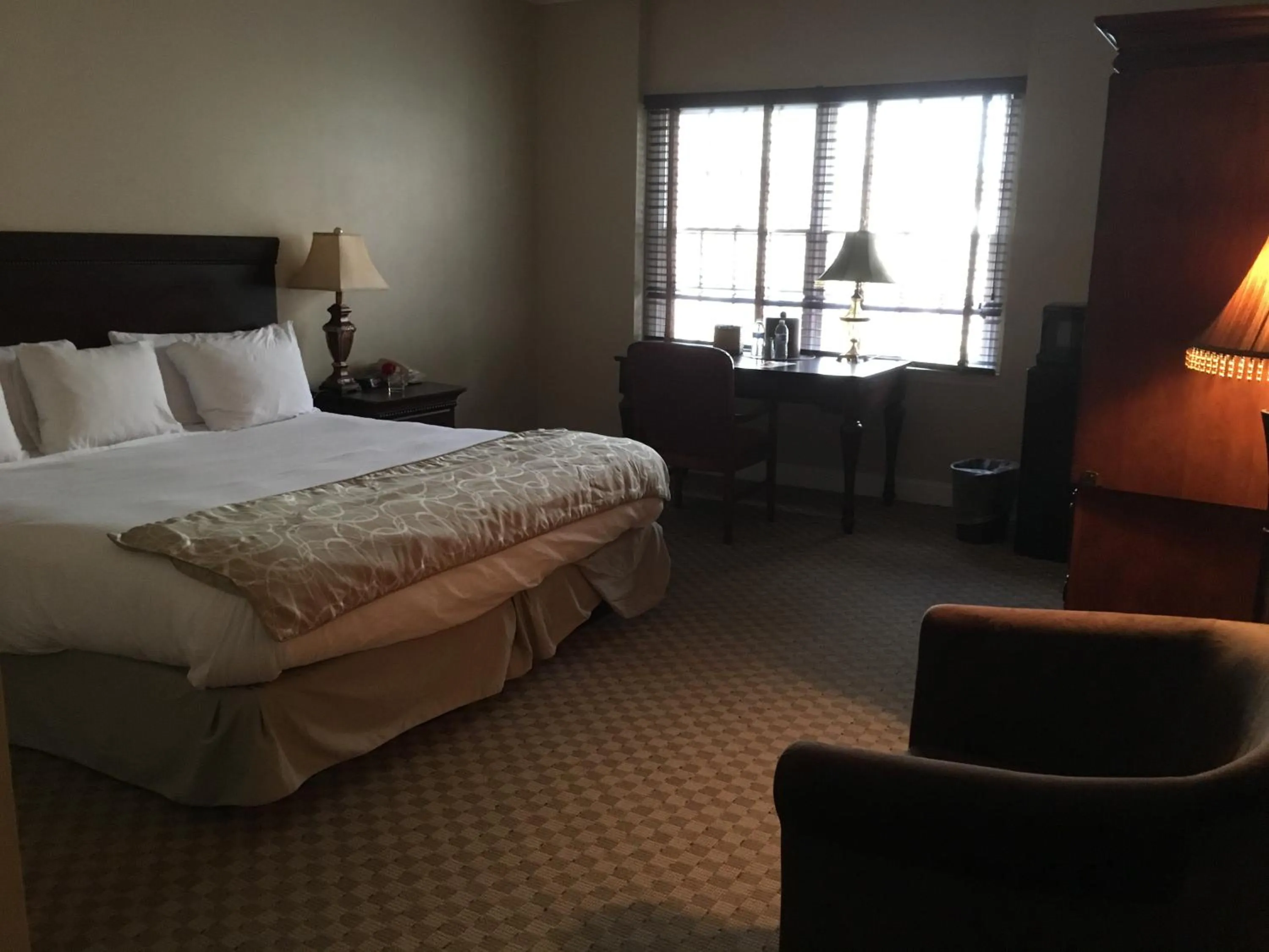 Bed in Colts Neck Inn Hotel