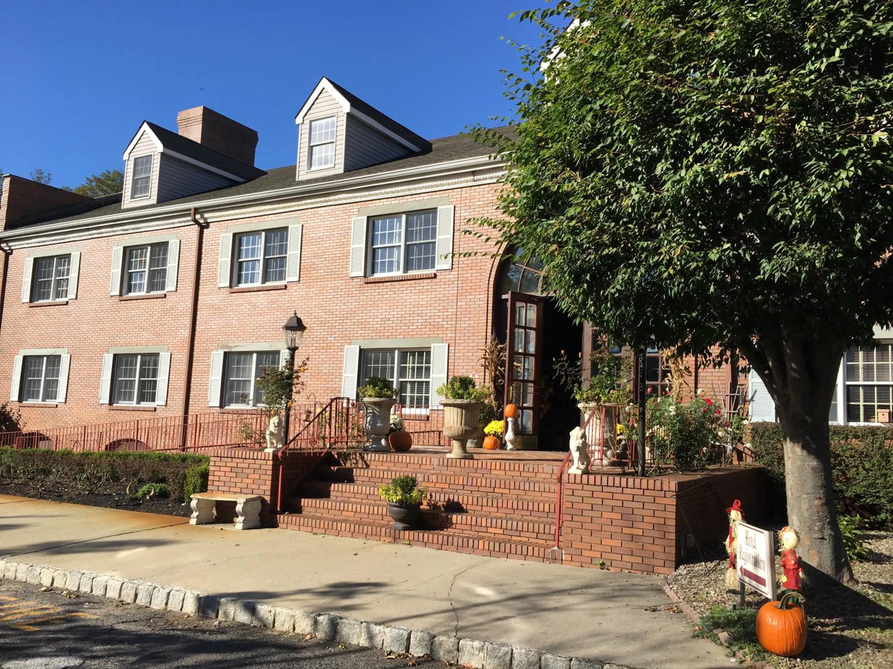 Property building in Colts Neck Inn Hotel