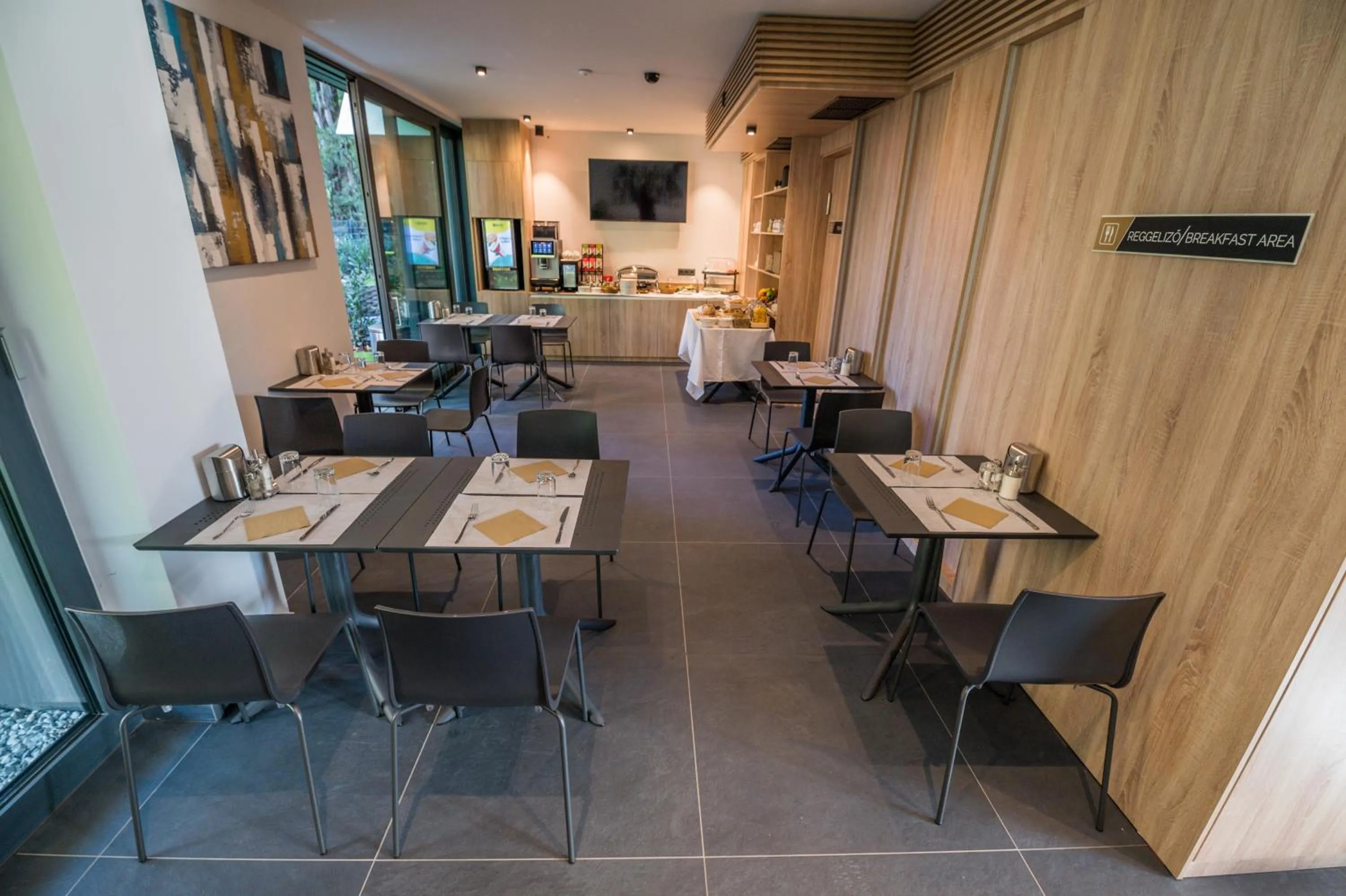 Restaurant/places to eat in BJ81 Suite Hotel