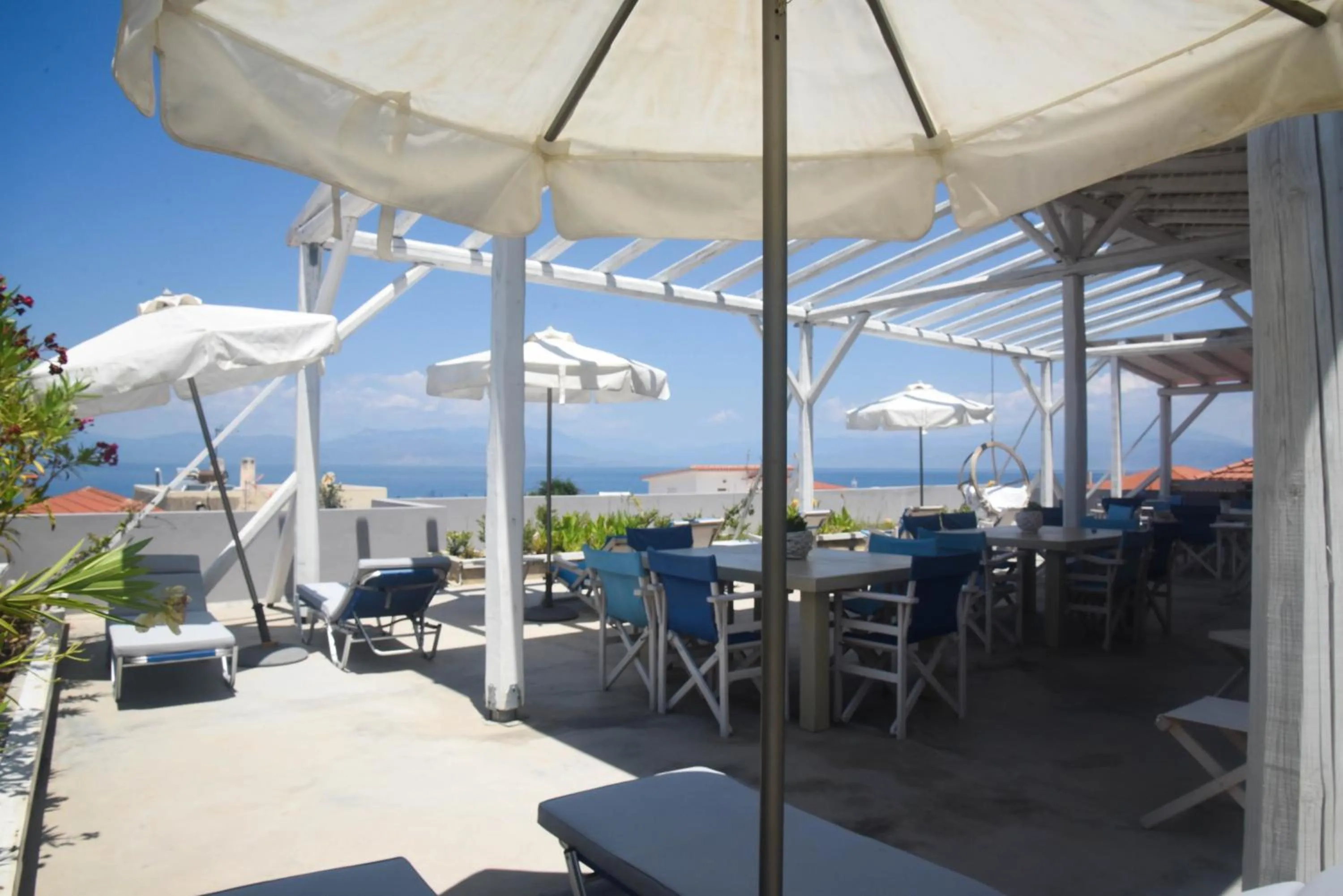 Restaurant/places to eat in Derveni Luxury Apartments