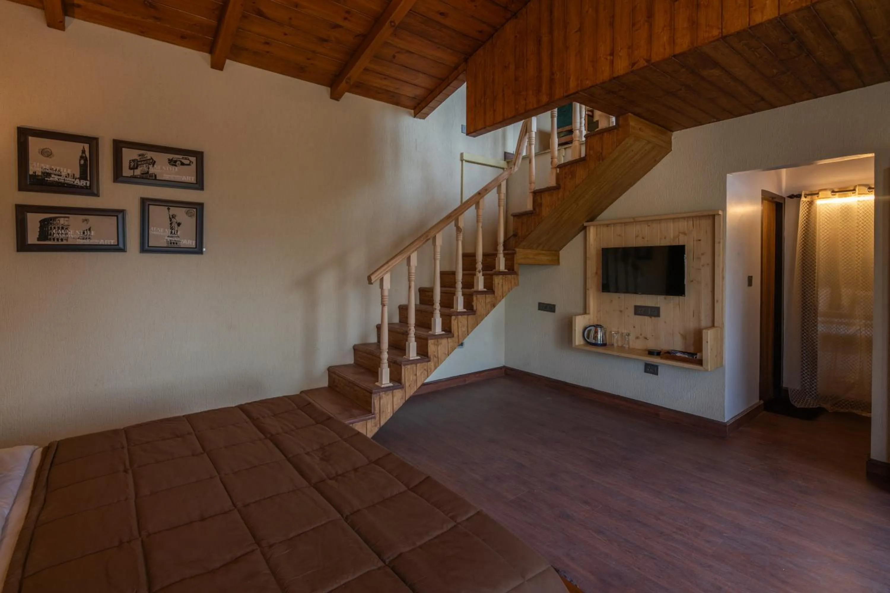 Communal lounge/ TV room in Rudraa resort and restaurant