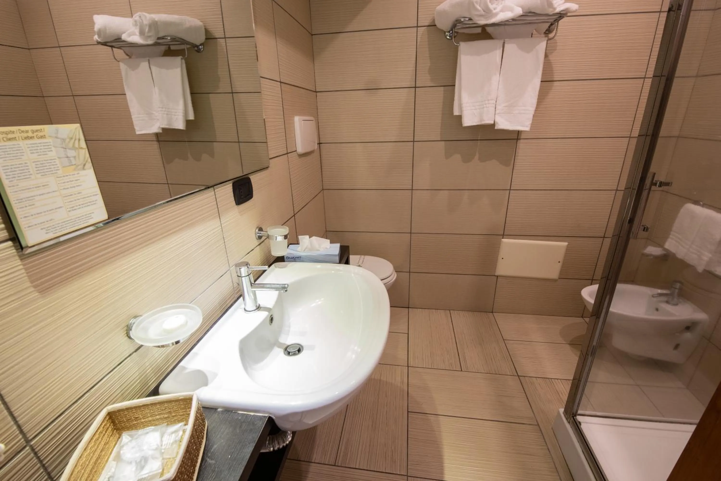 Shower in Art & Jazz Hotel