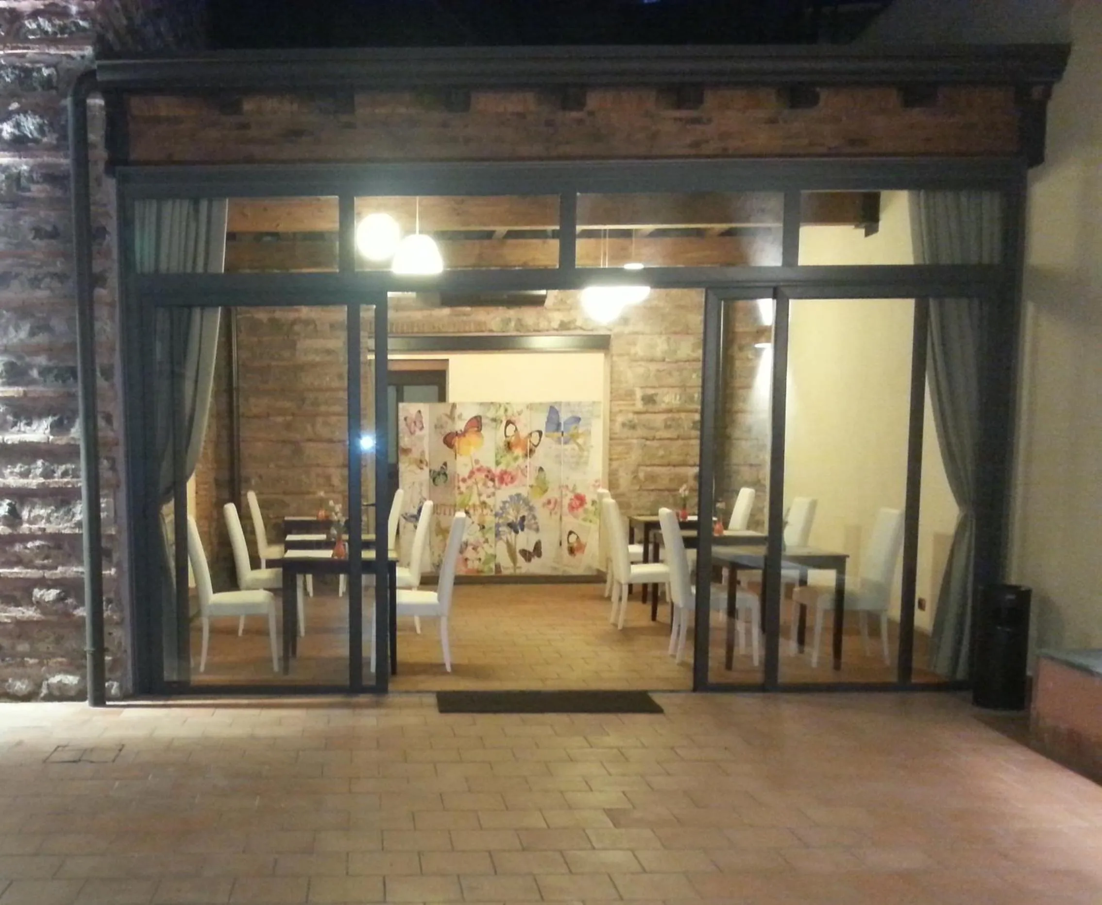 Restaurant/places to eat in Art & Jazz Hotel