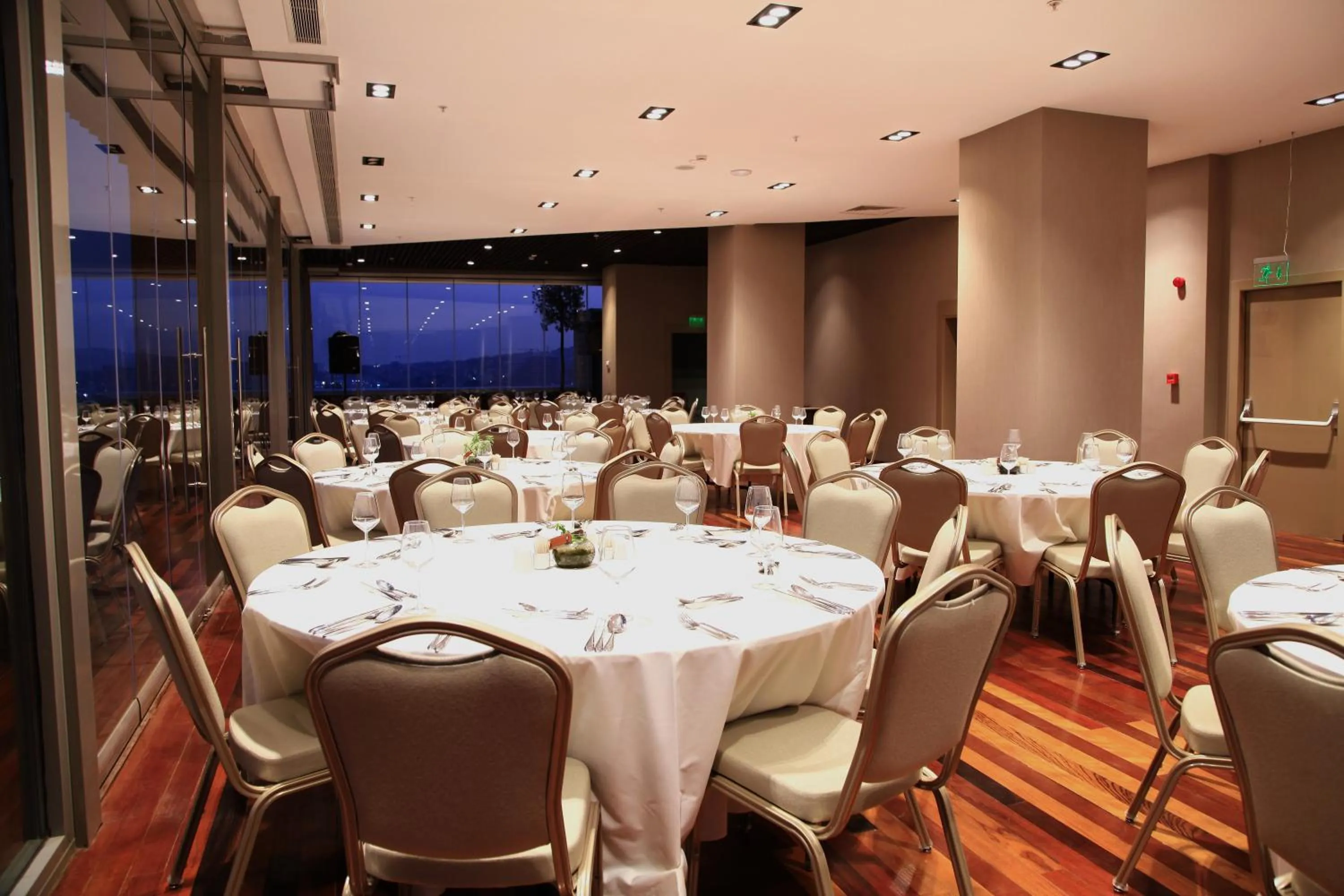 Restaurant/places to eat in Liv City Hotels