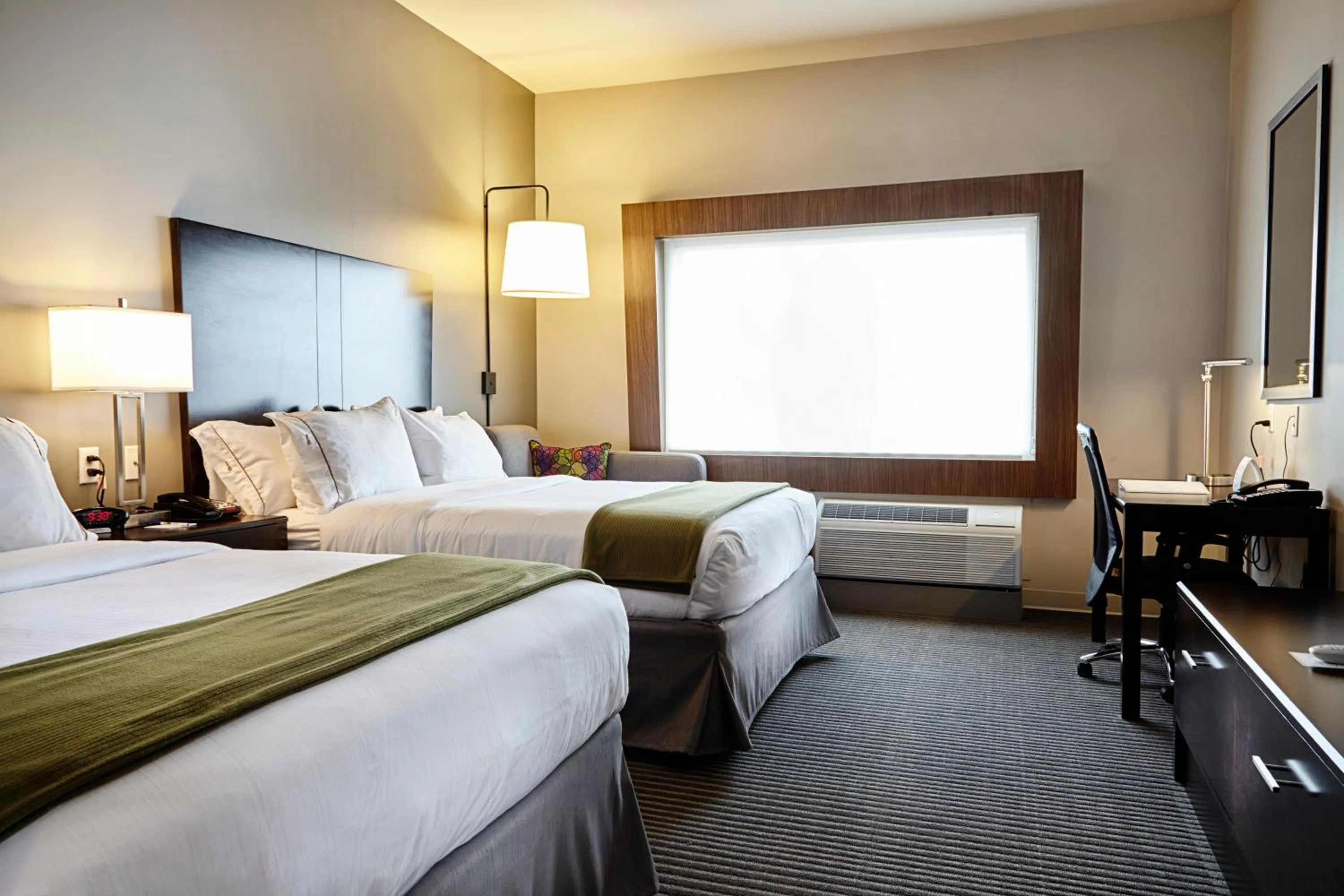 Photo of the whole room, Bed in Holiday Inn Express and Suites Tahlequah by IHG