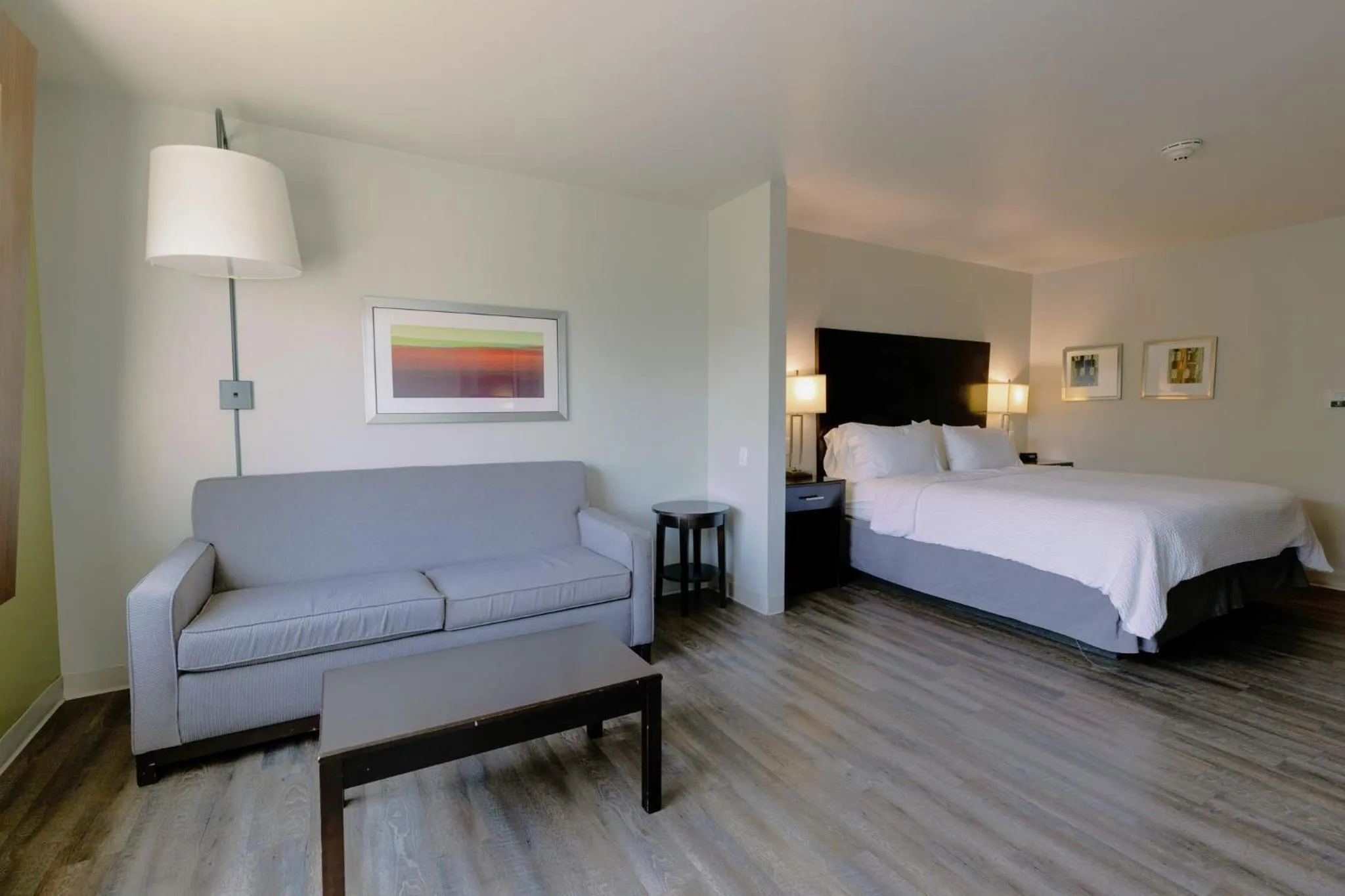 Photo of the whole room, Bed in Holiday Inn Express and Suites Tahlequah by IHG