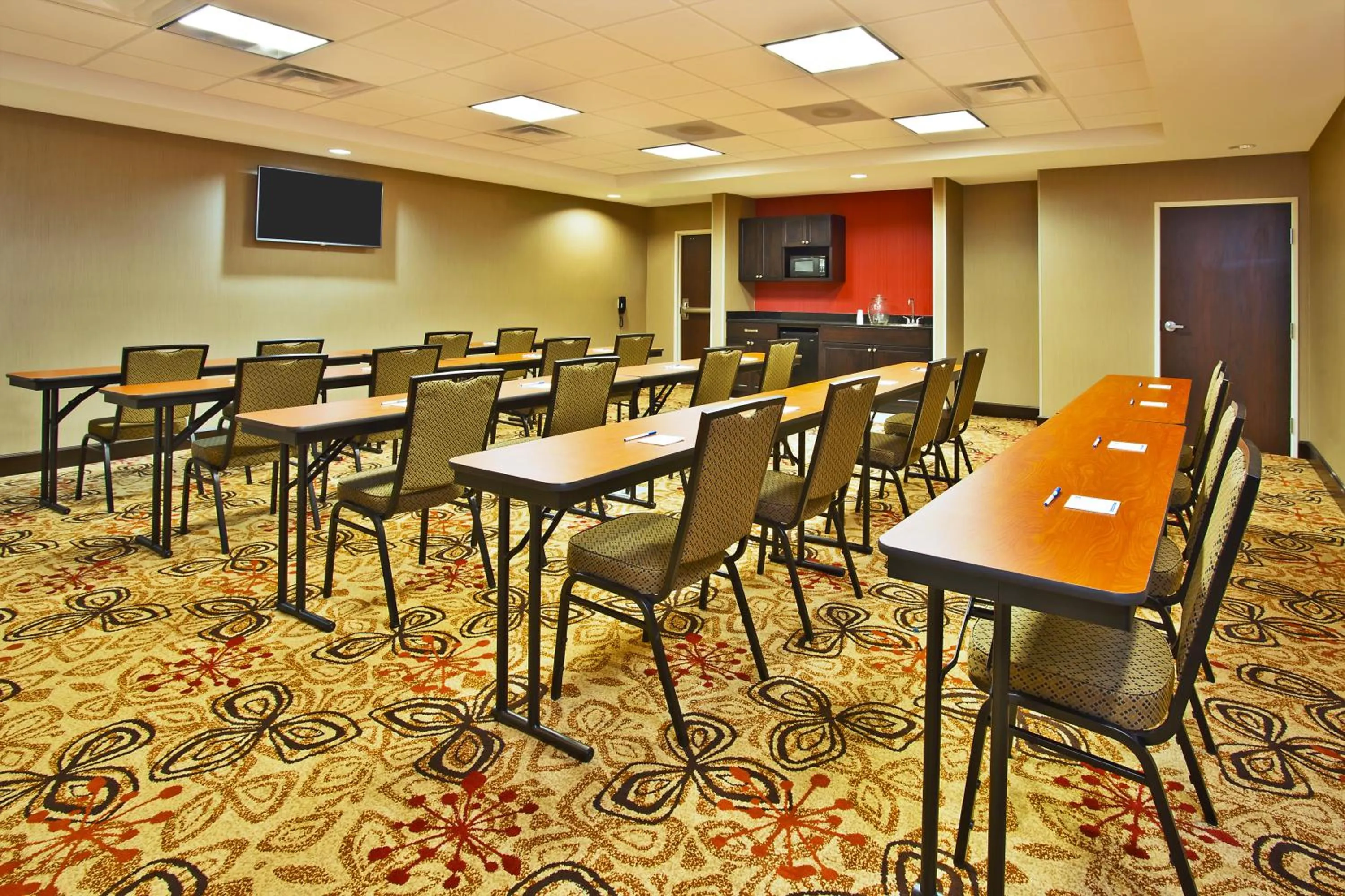 Meeting/conference room in Holiday Inn Express & Suites Springfield by IHG
