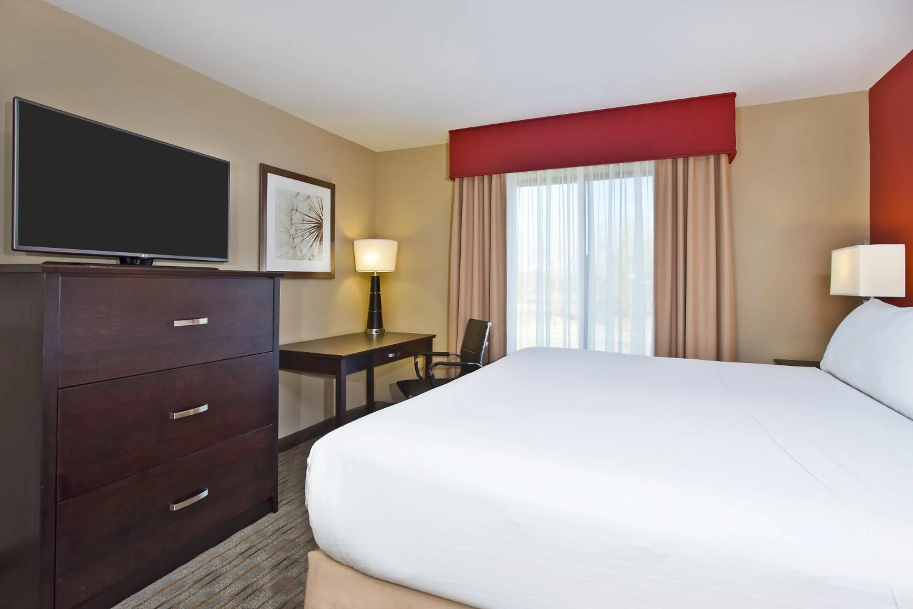 Photo of the whole room, Bed in Holiday Inn Express & Suites Springfield by IHG