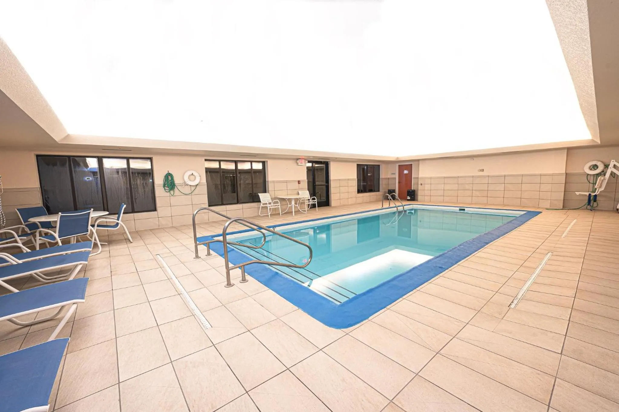 Swimming pool in Holiday Inn Express & Suites Springfield by IHG