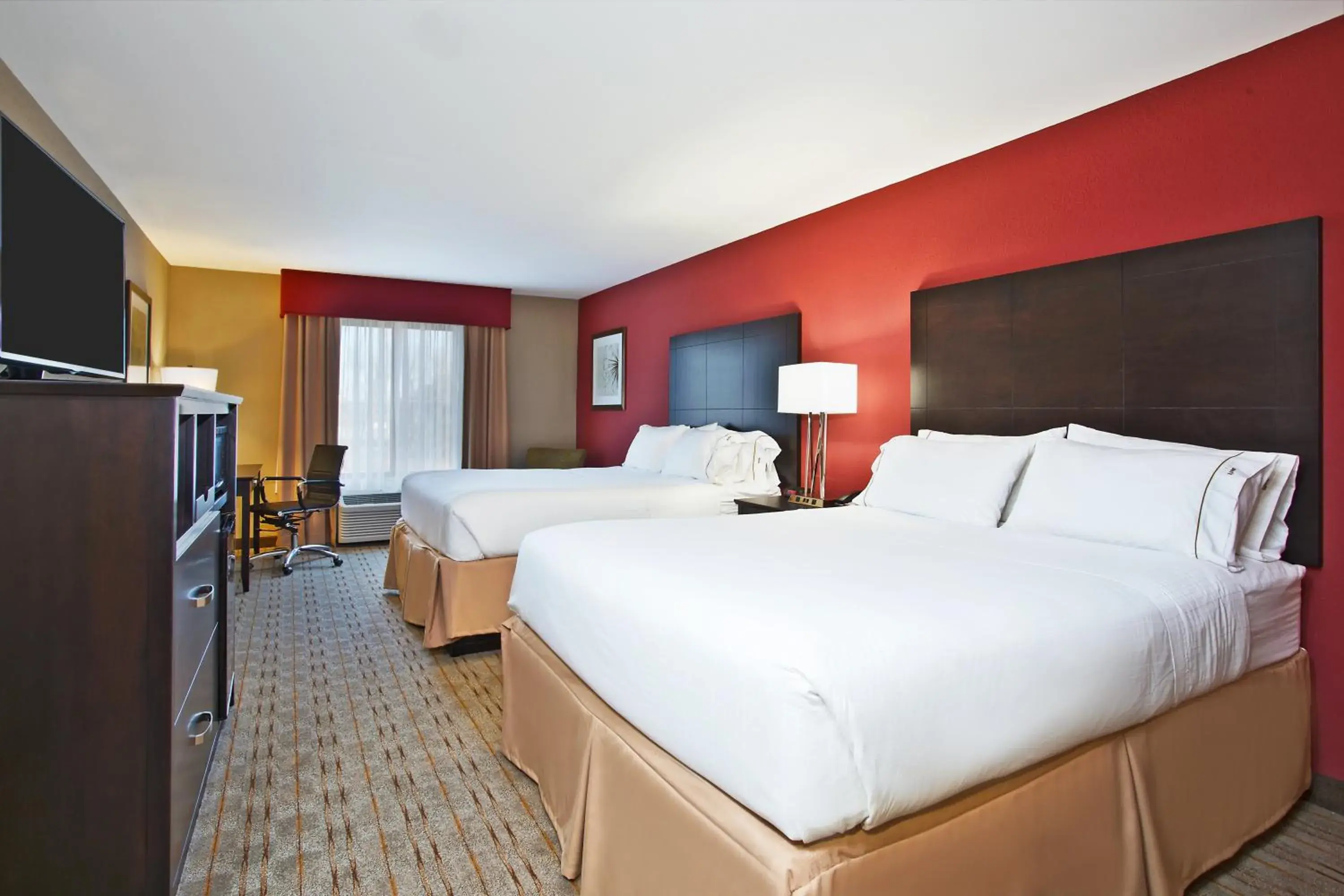 Standard Queen Room with Two Queen Beds in Holiday Inn Express & Suites Springfield by IHG Standard Queen Room with Two Queen Beds in Holiday Inn Express & Suites Springfield by IHG