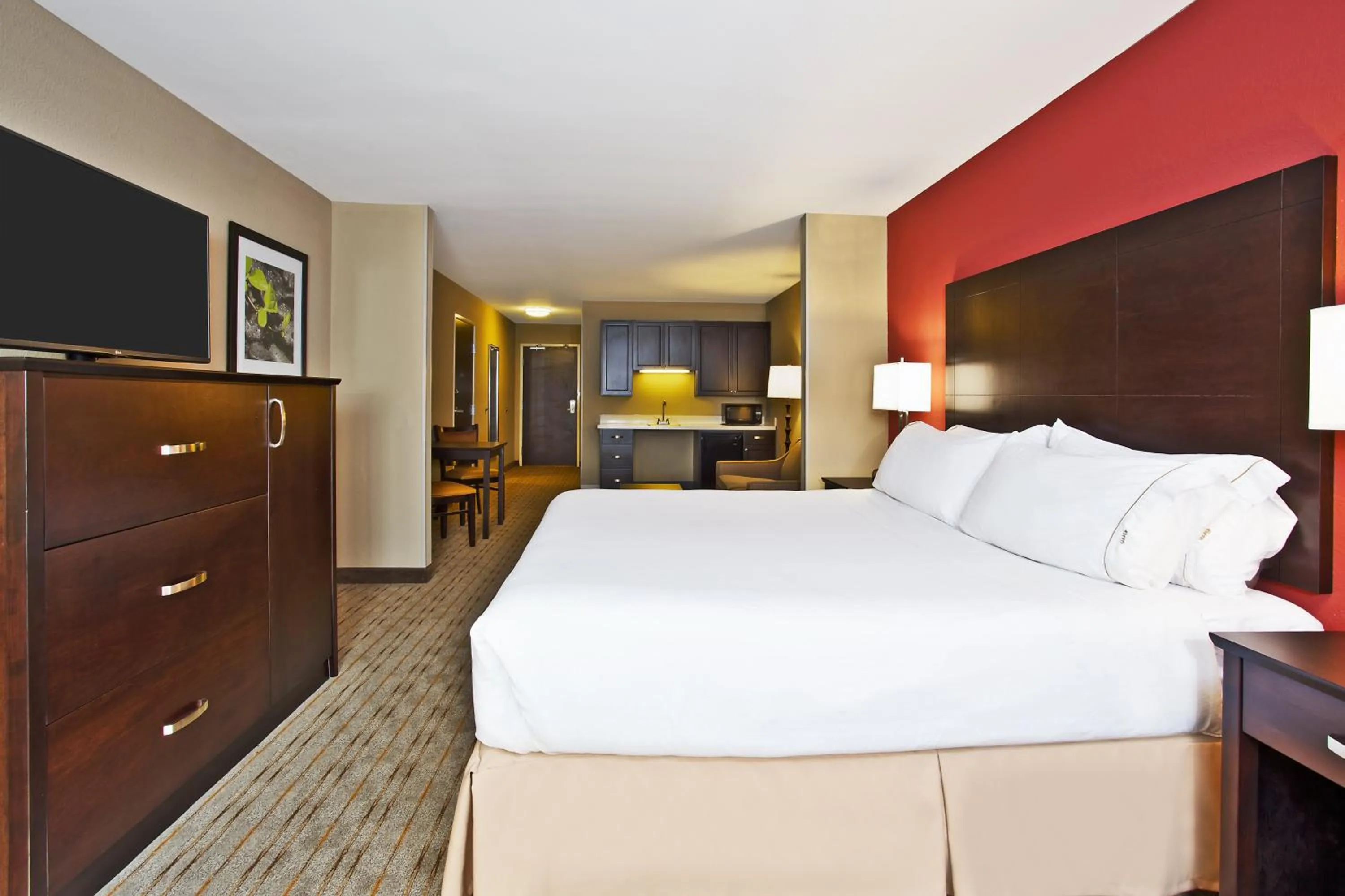 Photo of the whole room, Bed in Holiday Inn Express & Suites Springfield by IHG