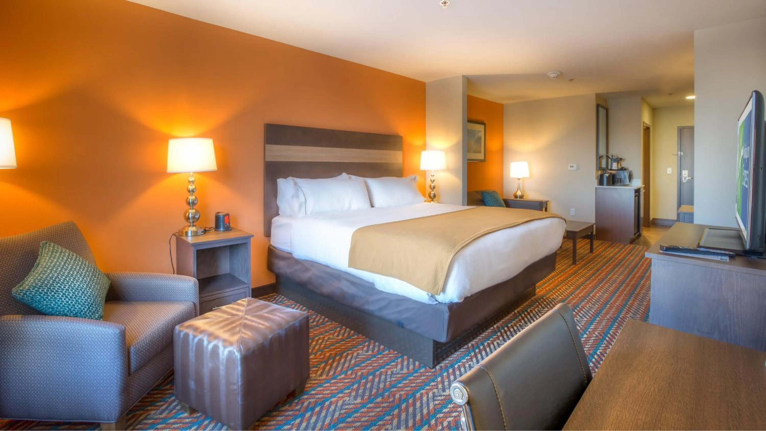 Photo of the whole room, Bed in Holiday Inn Express Wichita South by IHG