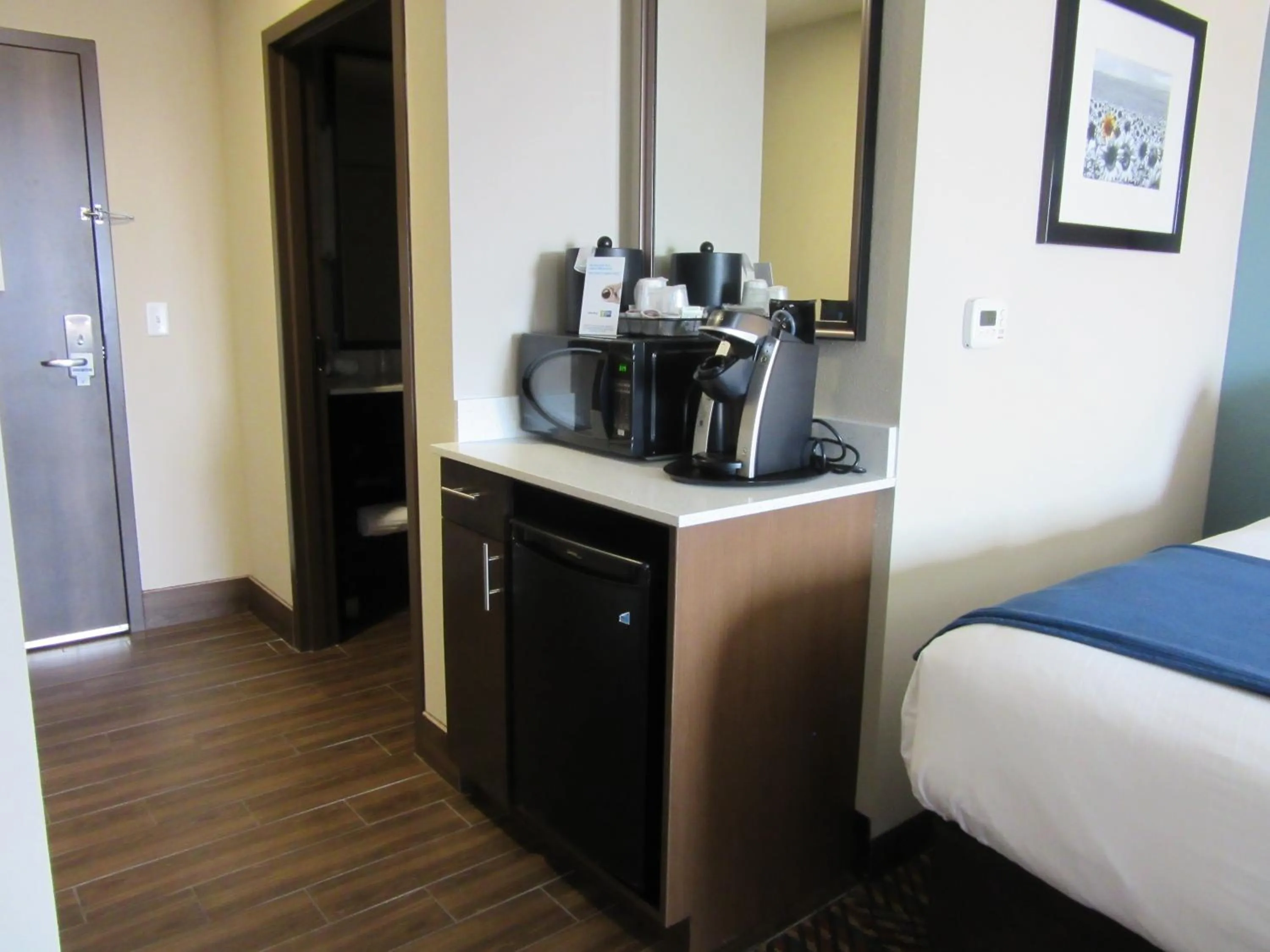 Coffee/tea facilities, Bed in Holiday Inn Express Wichita South by IHG