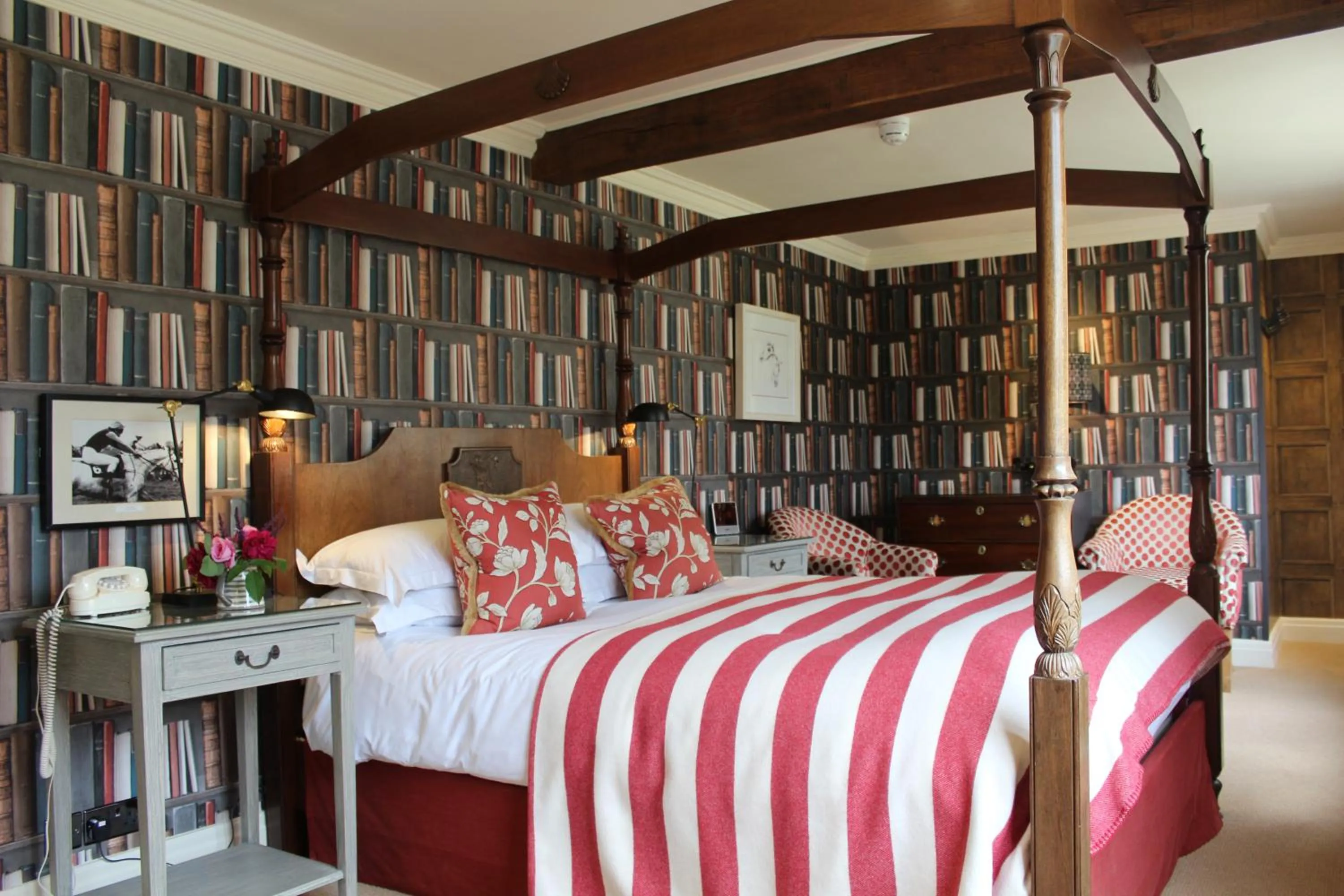 Photo of the whole room, Bed in The Broadway Hotel