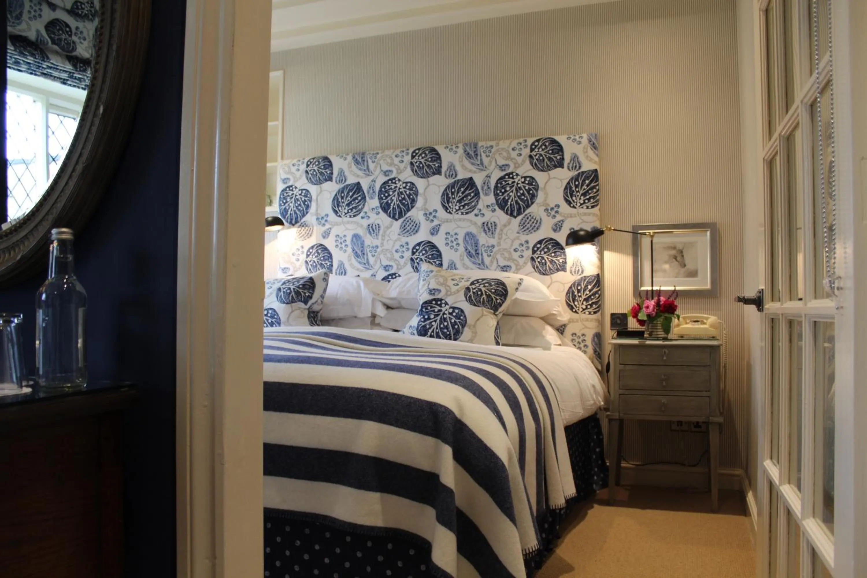 Photo of the whole room, Bed in The Broadway Hotel