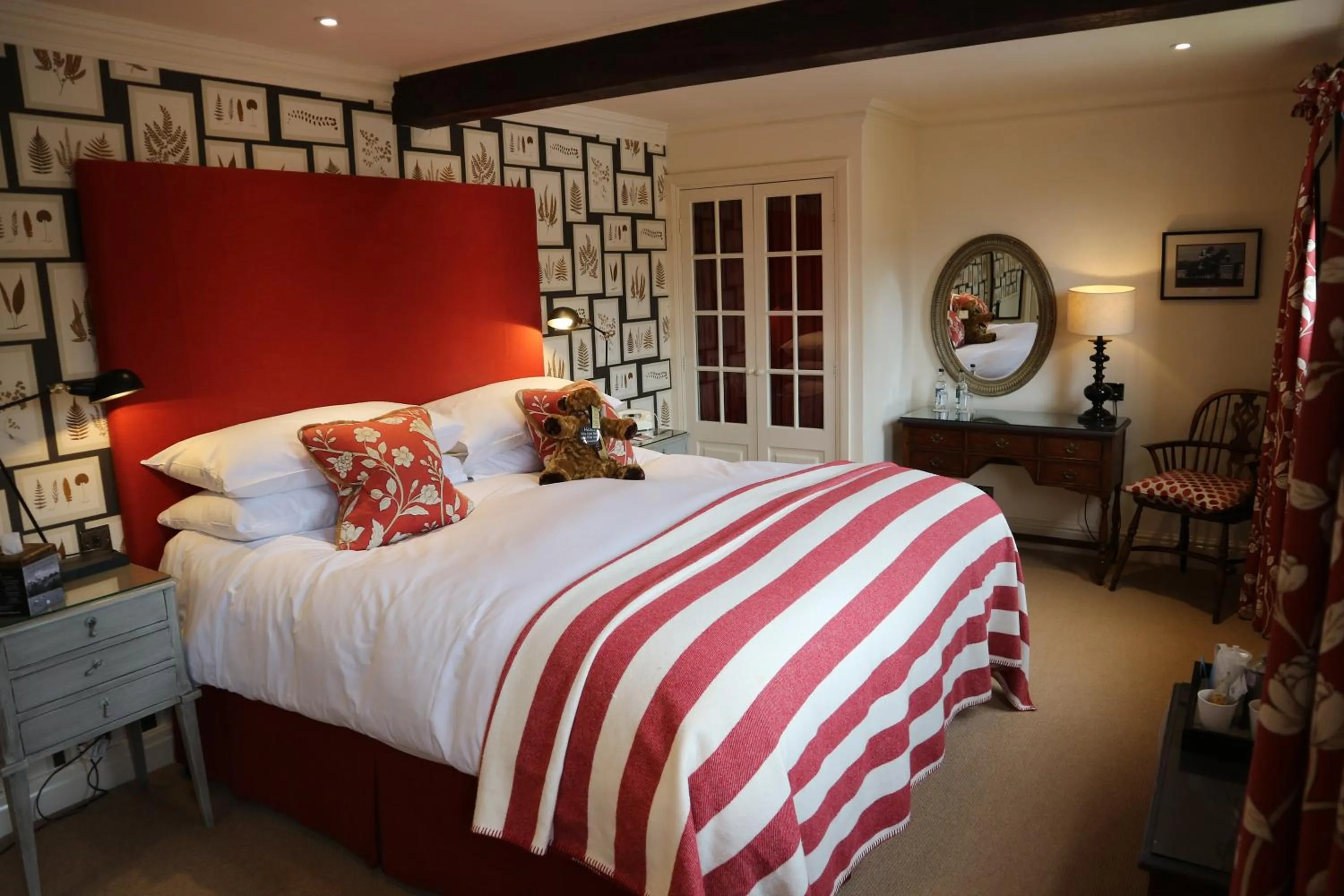 Photo of the whole room, Bed in The Broadway Hotel